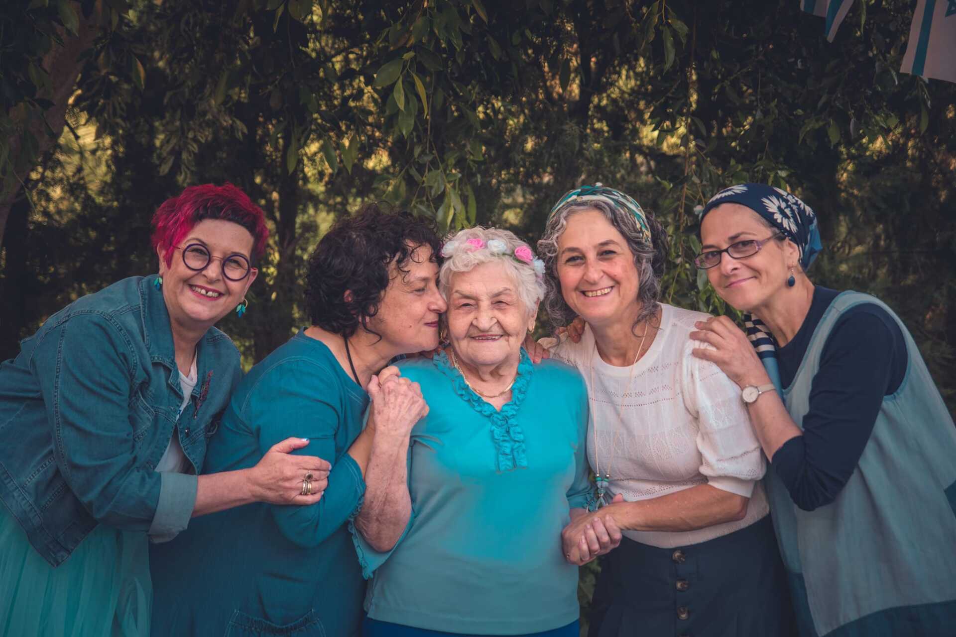אמא וארבע בנות מחובקות בשמחה והתרגשות