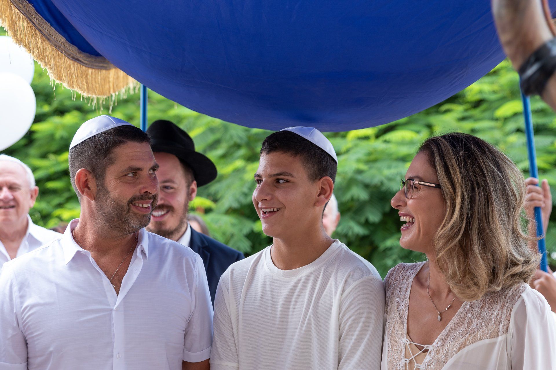 הורים מרוגשים עם בר מצווה