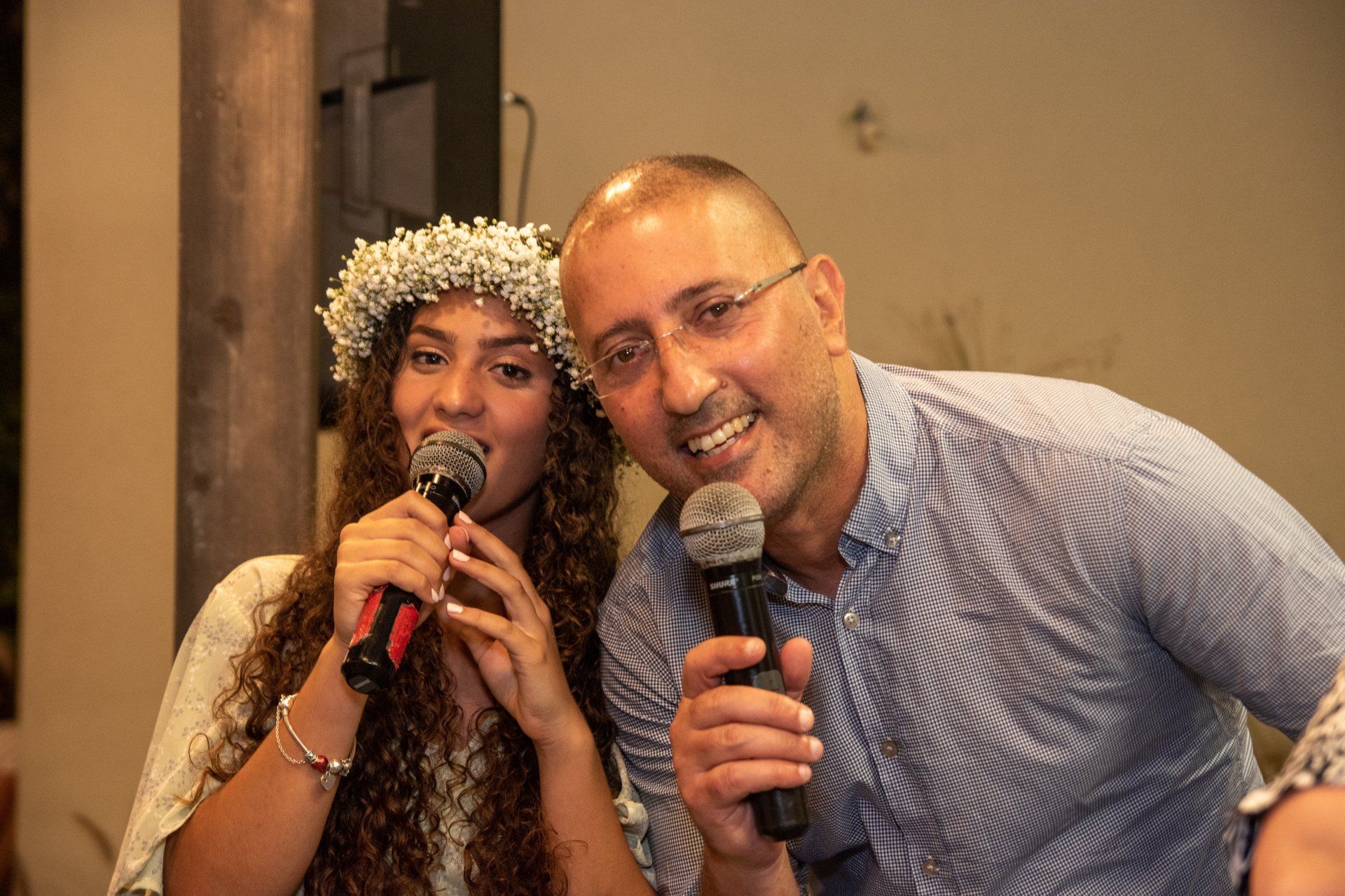 אבא ובת שרים בארוע משפחתי קטן ומרגש