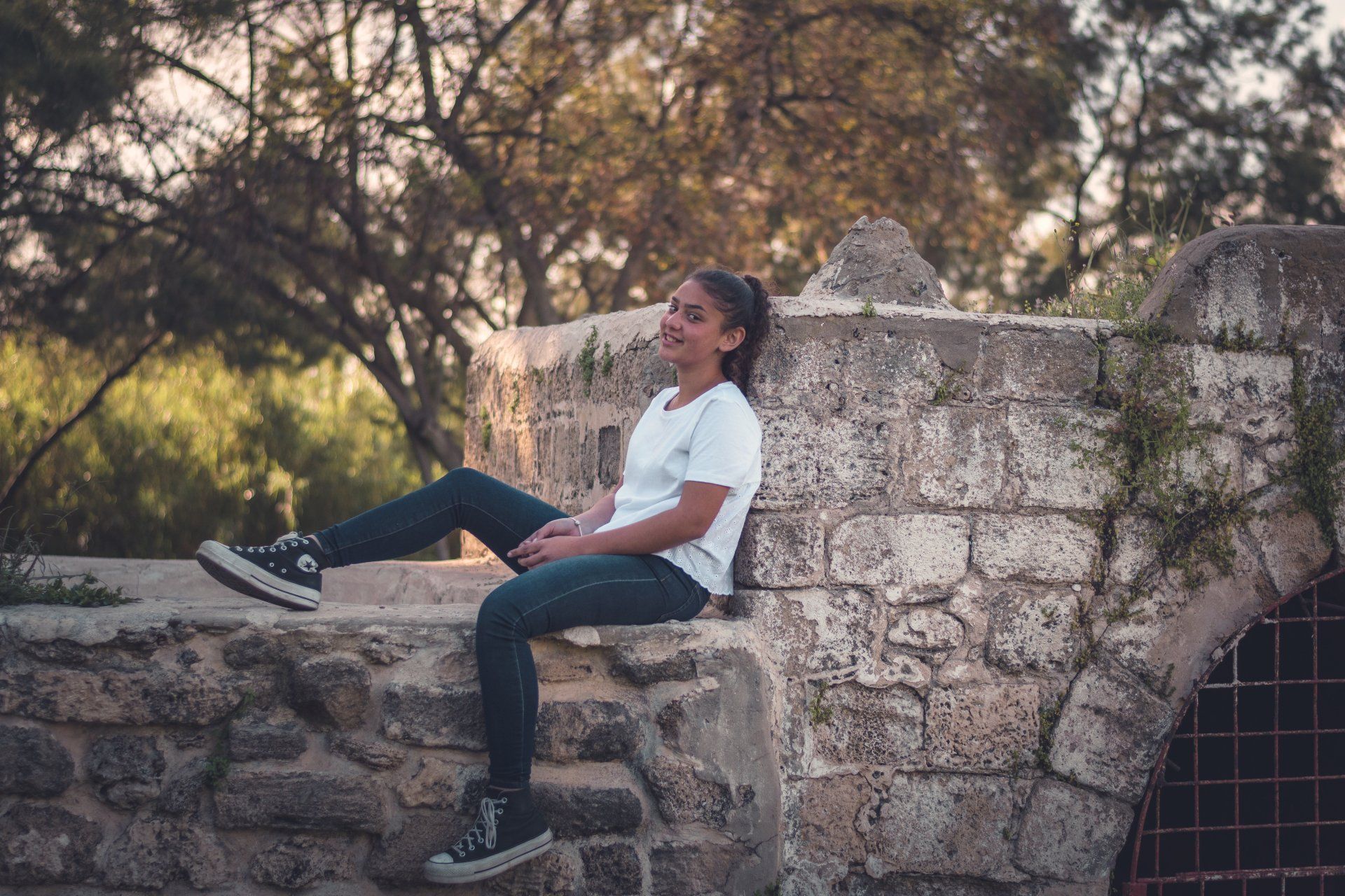 ילדת בת מצווה מחייכת למצלמה בצילומים בטבע
