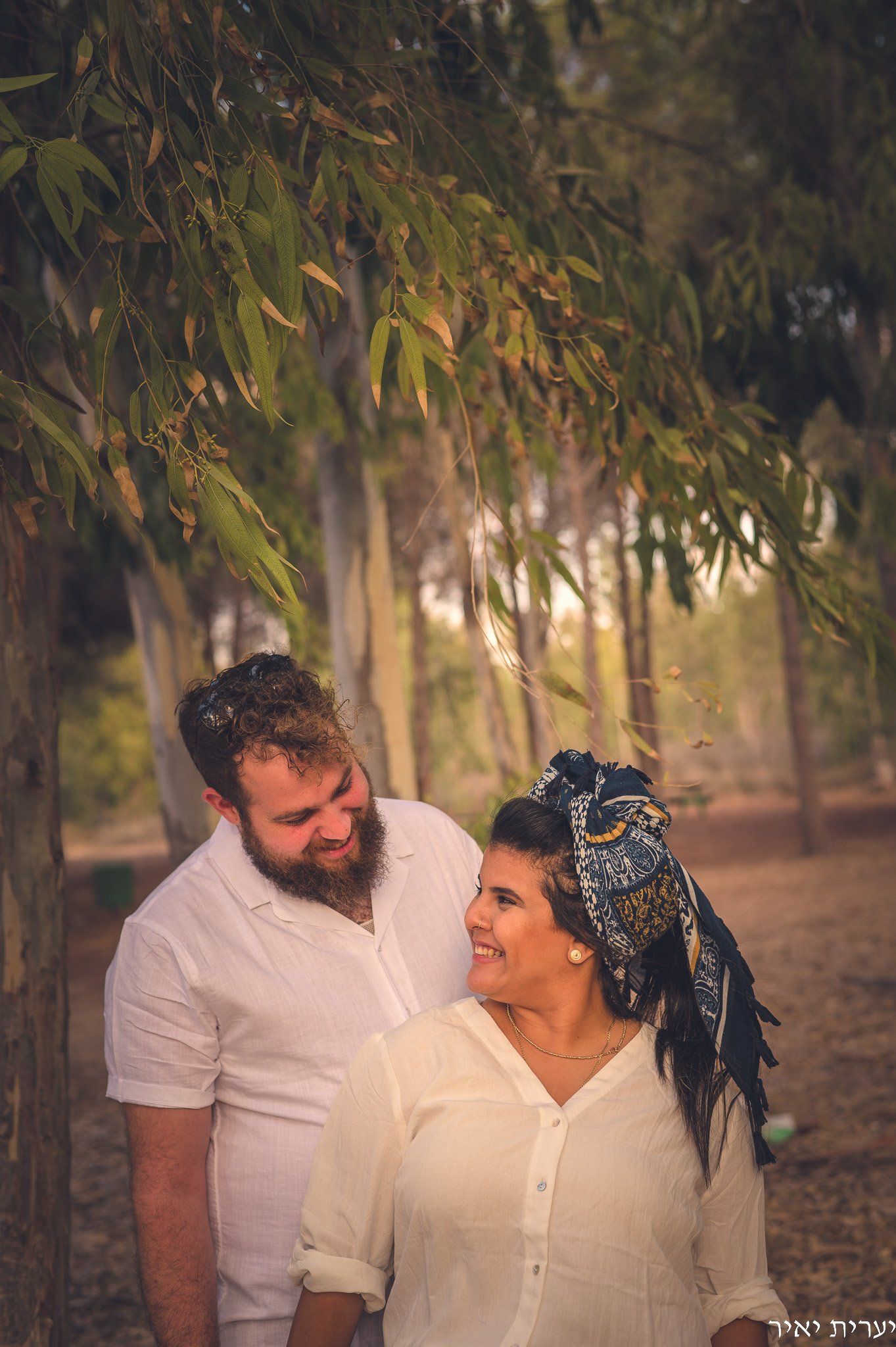 זוג מתוק בחורשה בצילומי משפחה בטבע