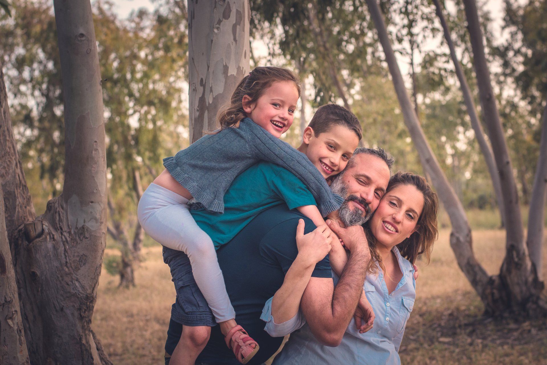 תמונה מרגשת של משפחה בת ארבע נפשות בצילומים בחורשה