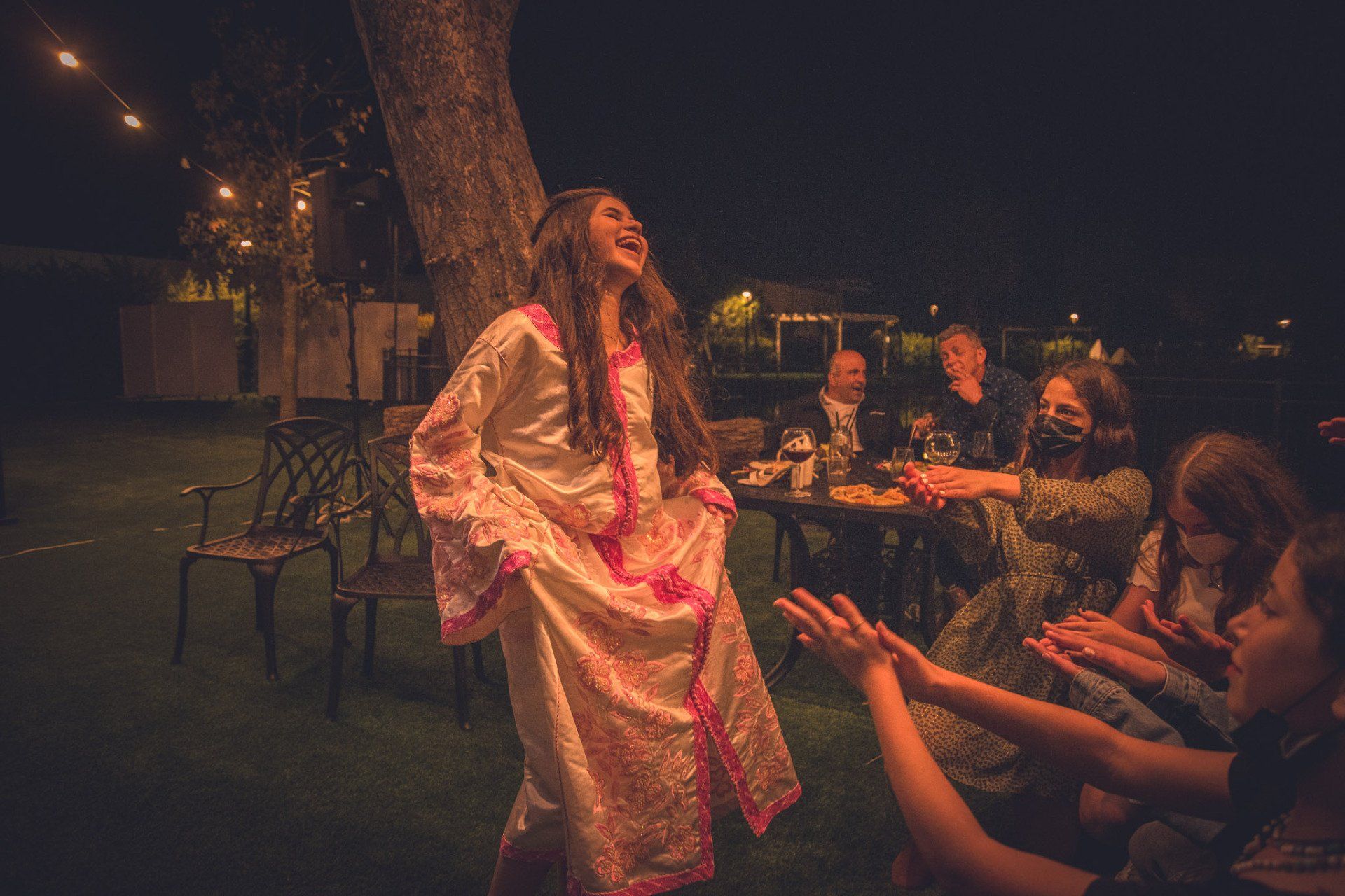 ילדת בת מצווה עם שמלת חינה מסורתית