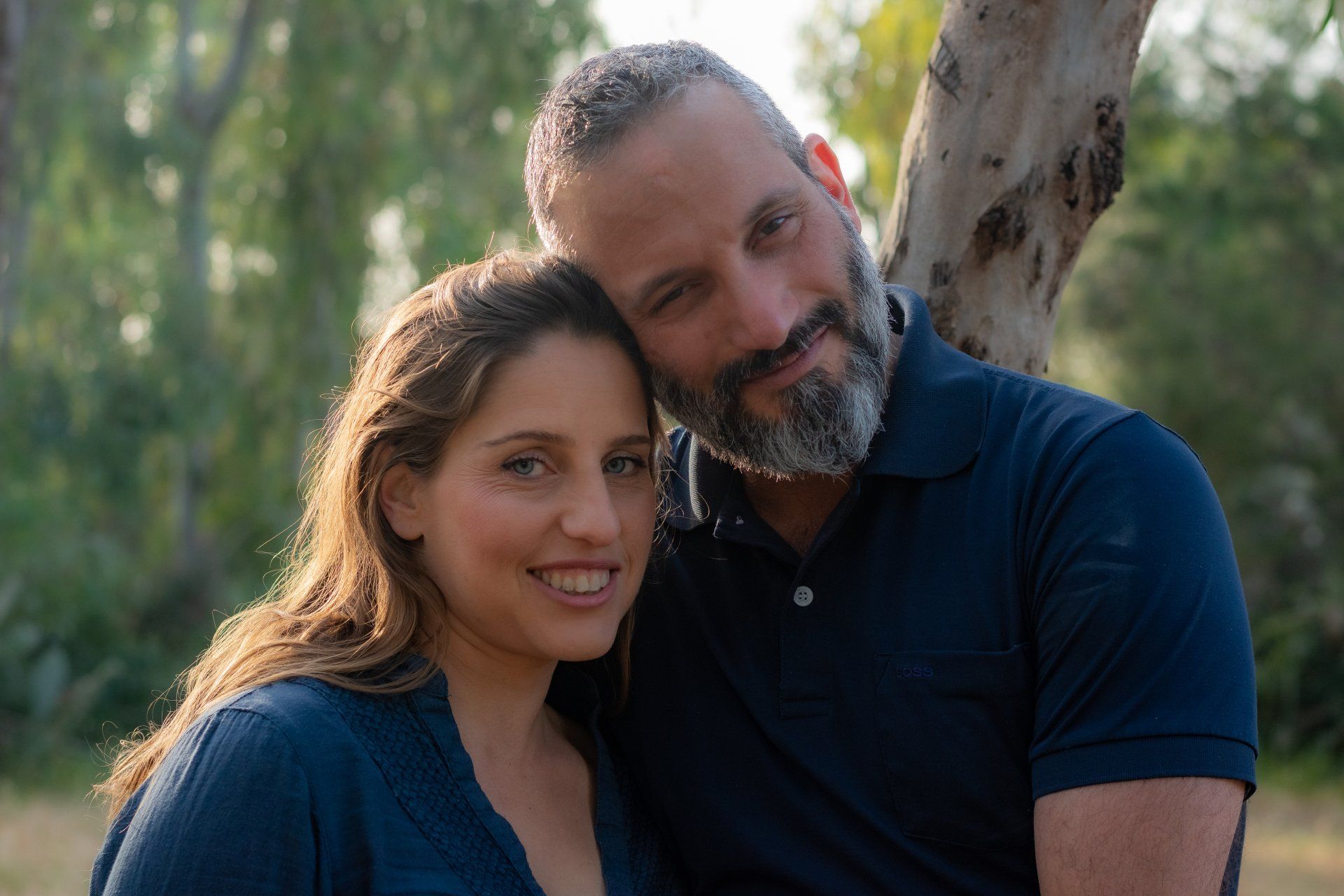 זוג חמוד בצילומי משפחה בשקיעה