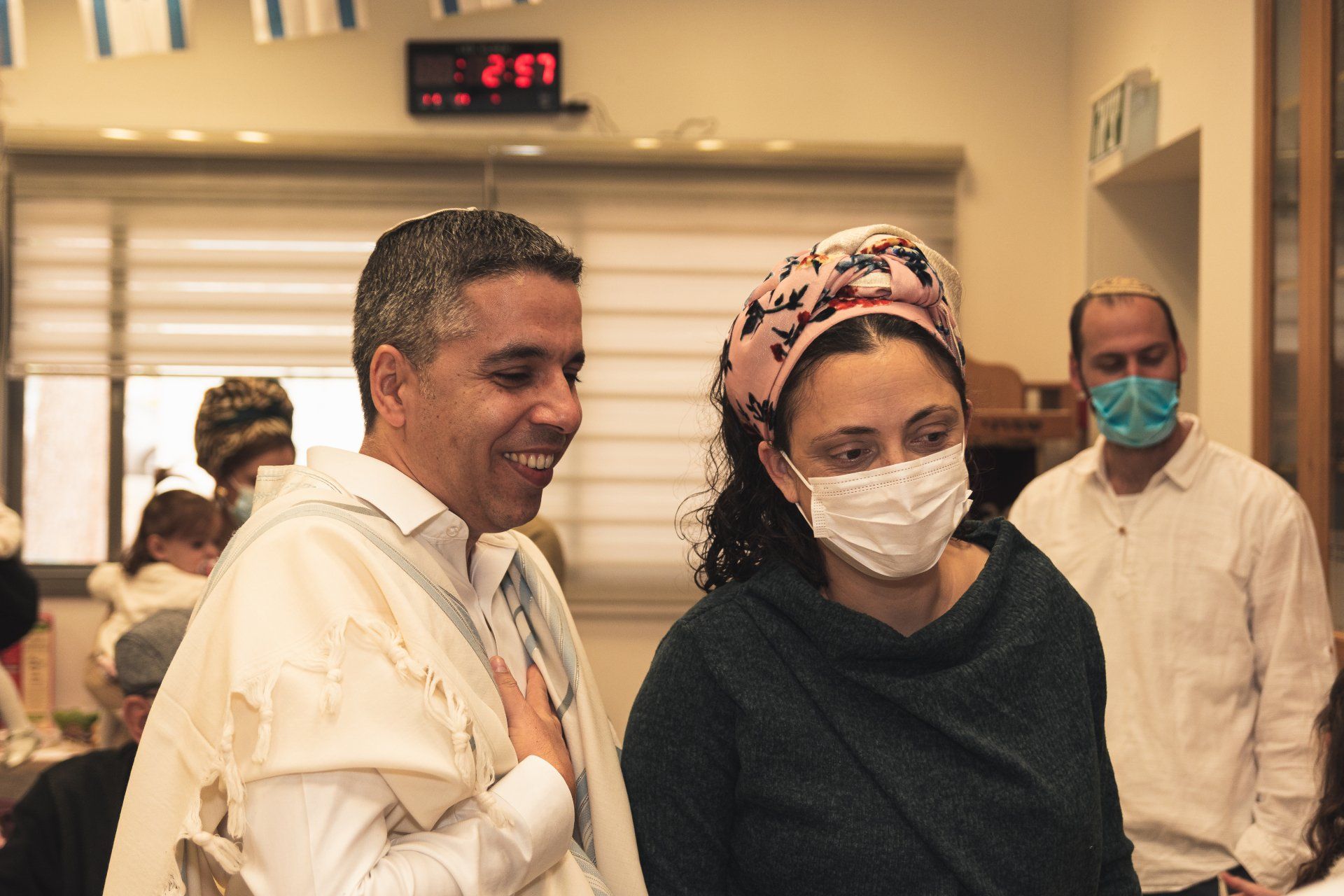 הורים מתרגשים בטקס ברית מילה