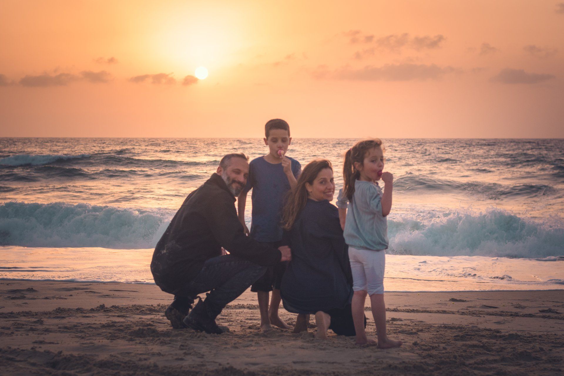 תמונה מרגשת של משפחה בת ארבע נפשות בצילומים בחוף הים