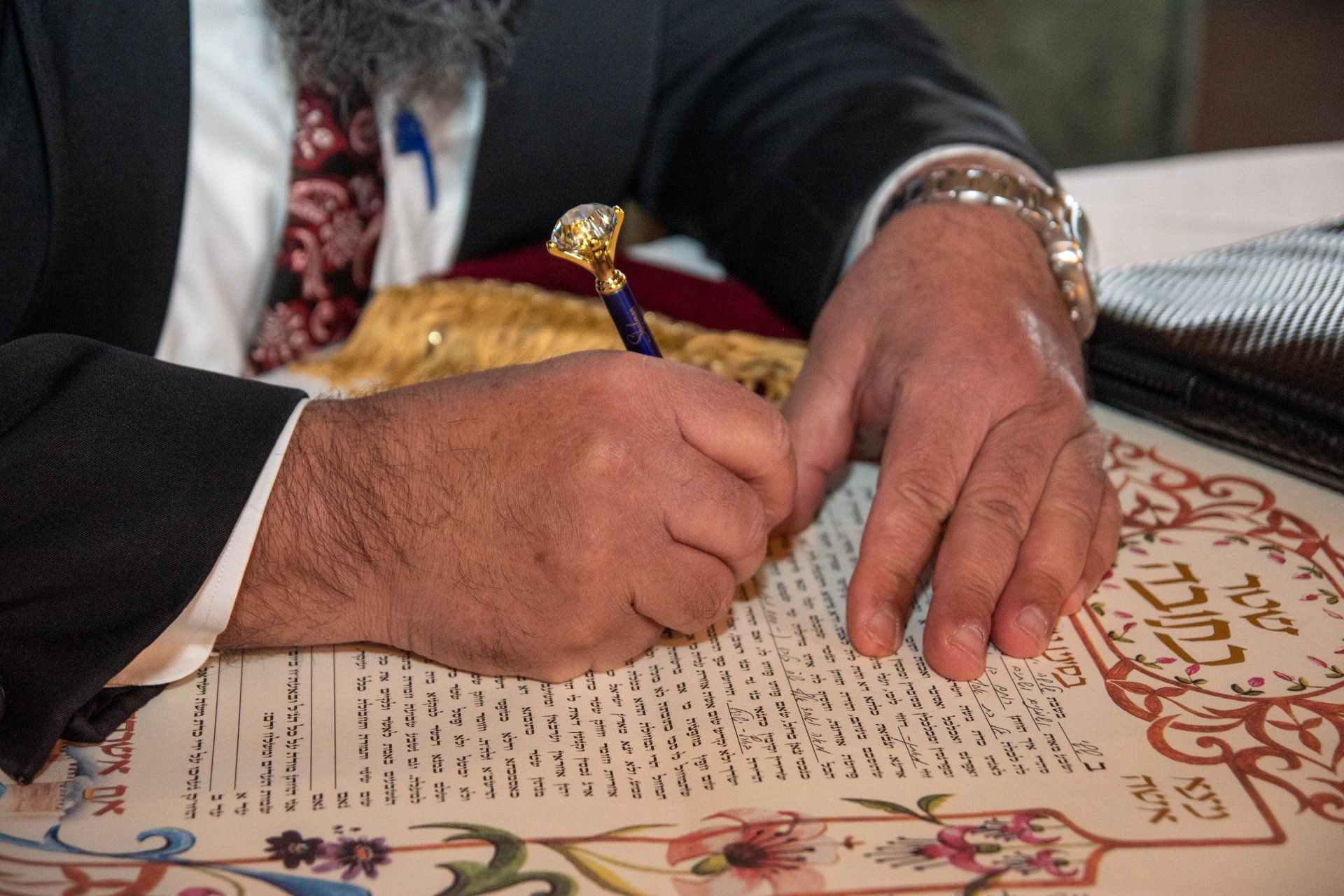 ידיים חותמות על כתובה