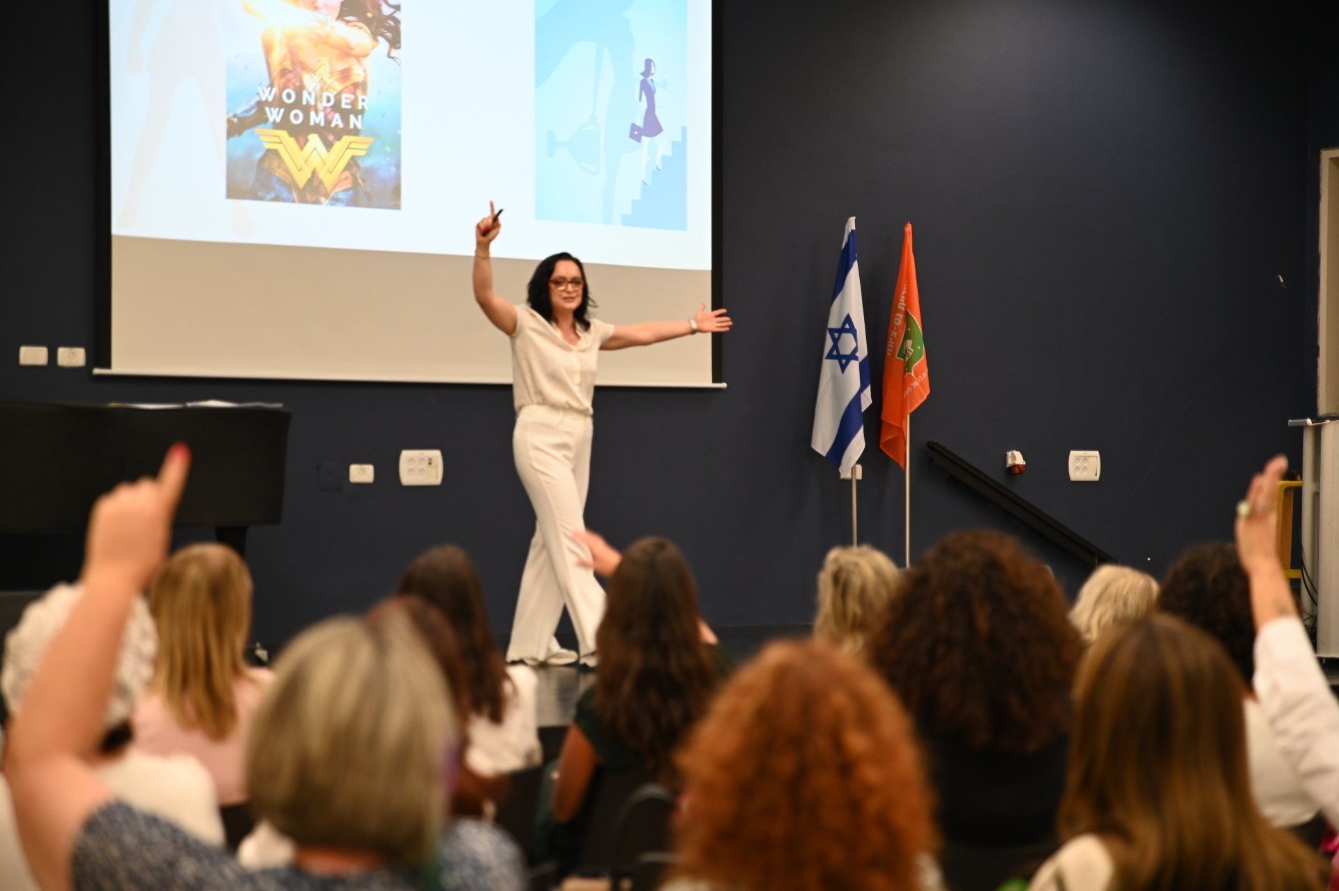 מרצה מתרגשת בכנס מקצועי