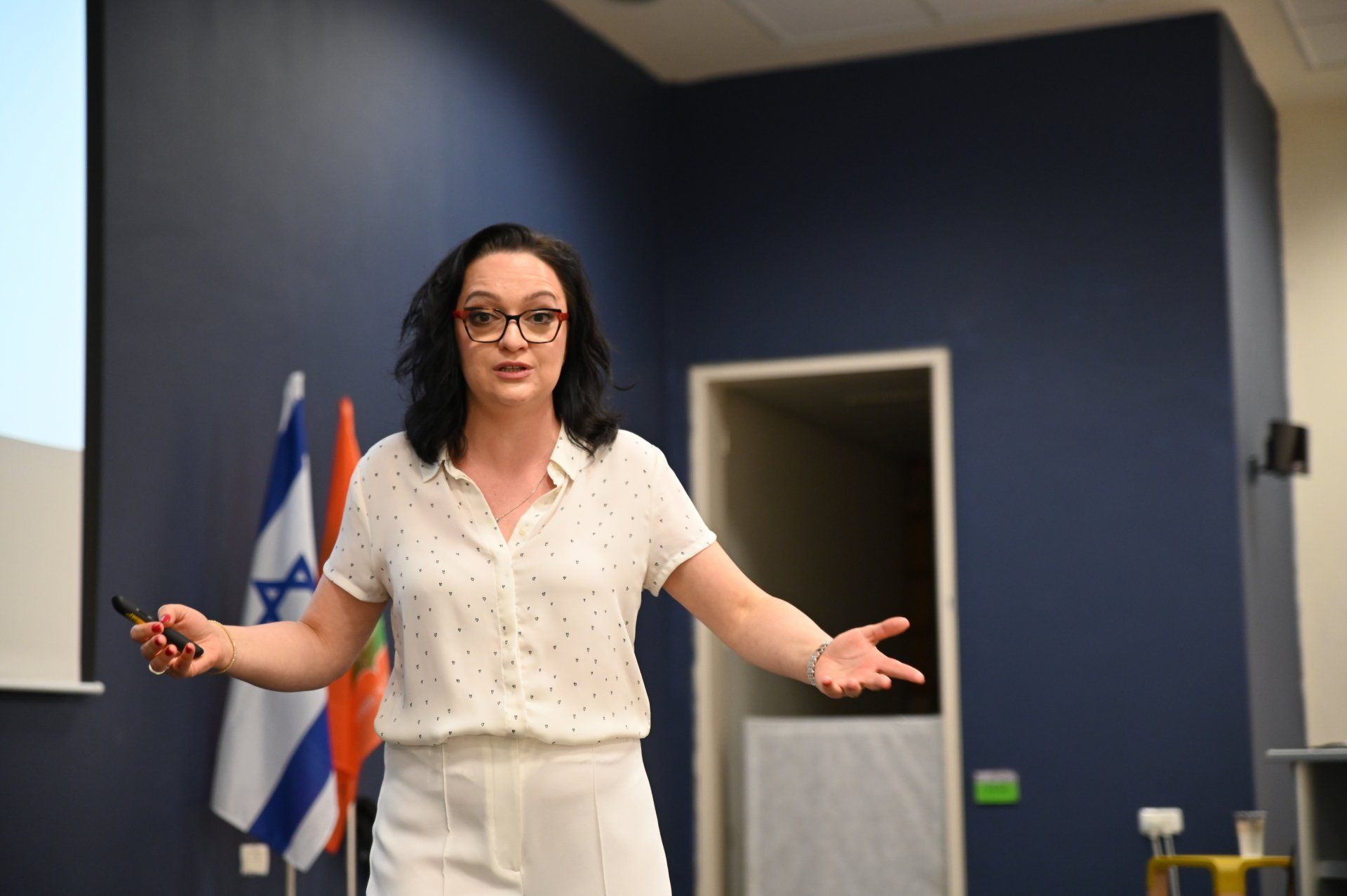 מרצה מתרגשת בכנס מקצועי