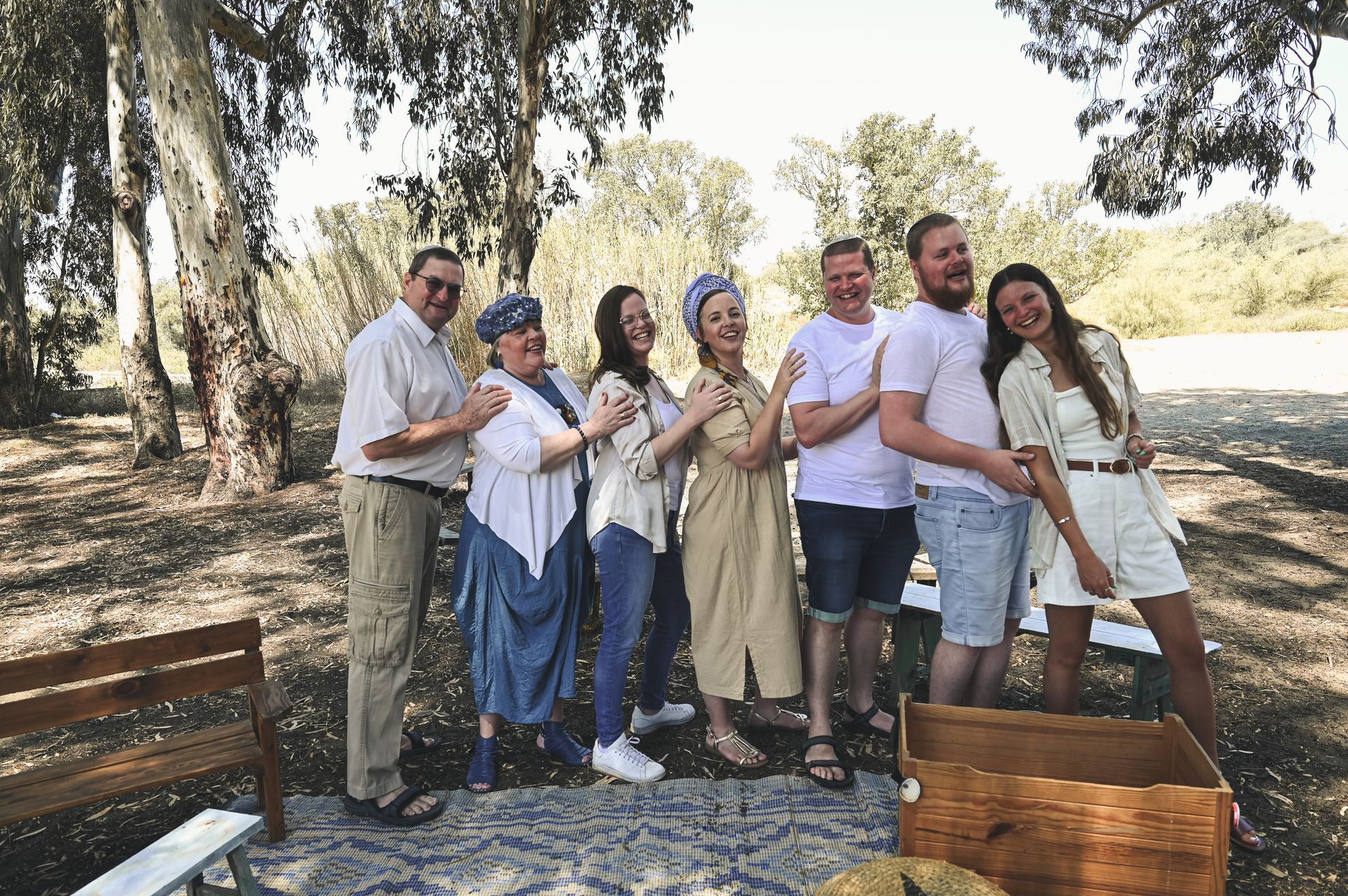 משפחה של שש נפשות בצילומי משפחה בטבע