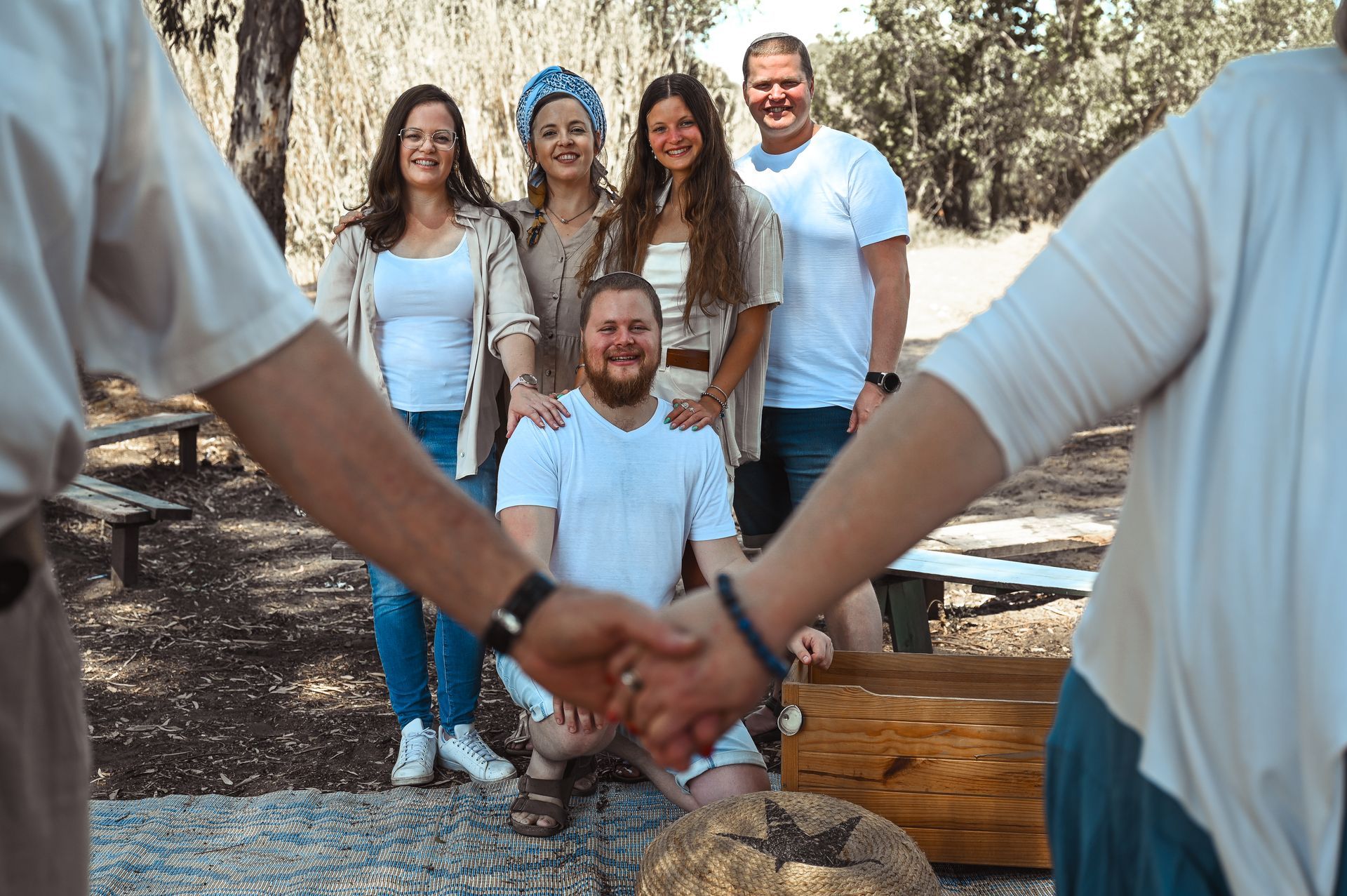 משפחה של שש נפשות בצילומי משפחה בטבע