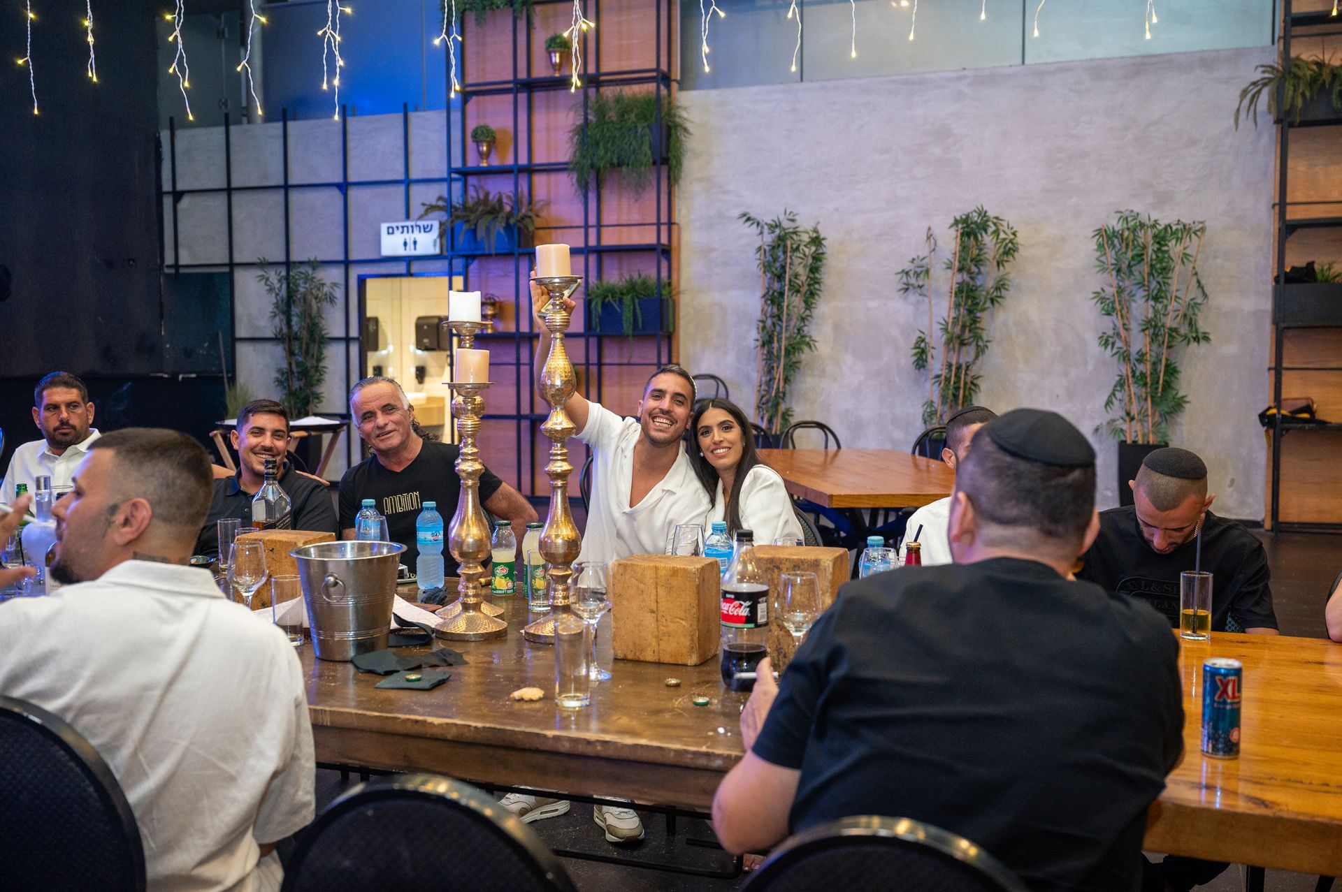 חברים שמחים יחד עם ההורים הטריים במסיבה לכבוד הולדת הבת 