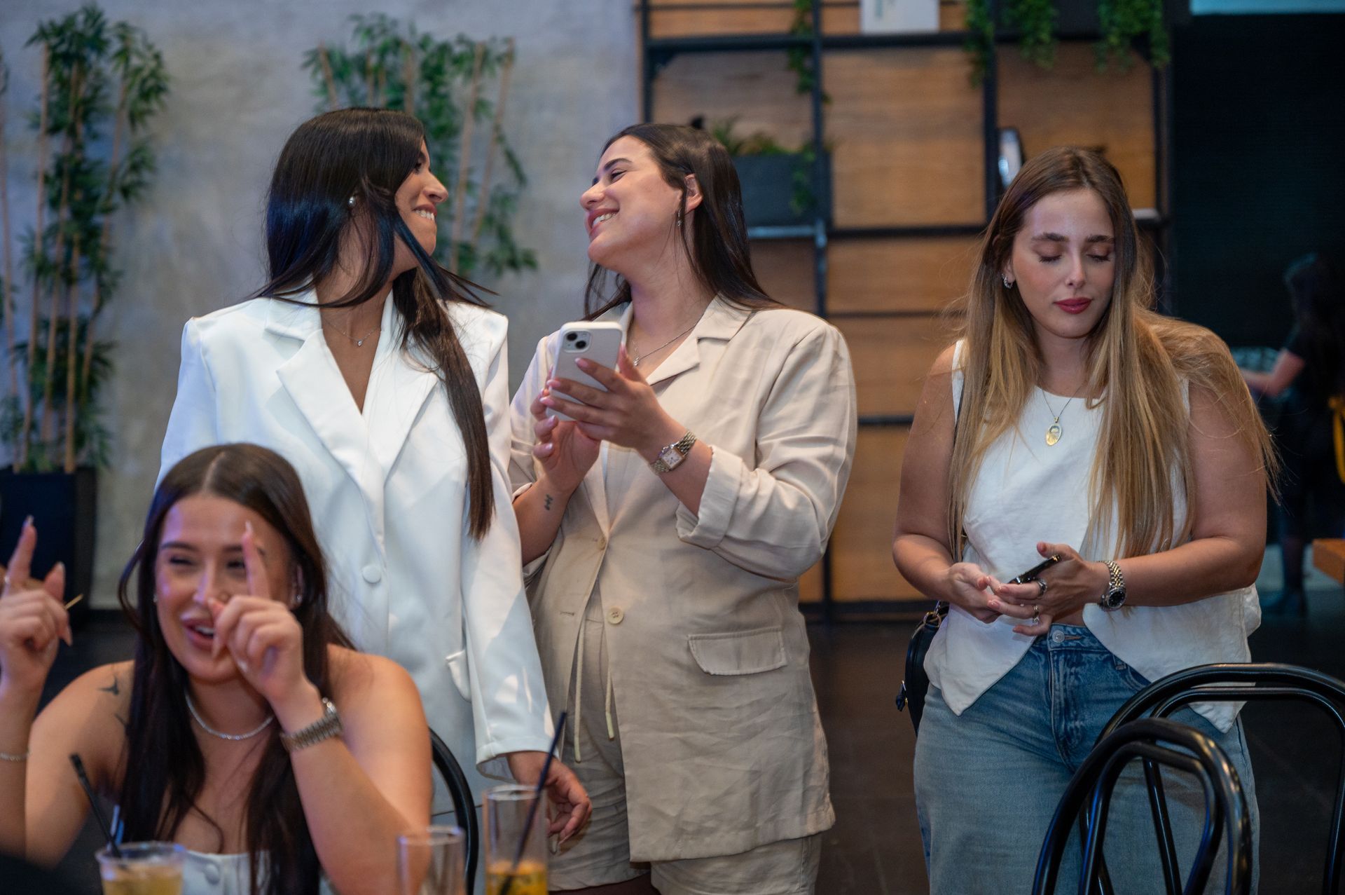 חברות שמחות יחד עם האמא הטריה במסיבה לכבוד הולדת הבת