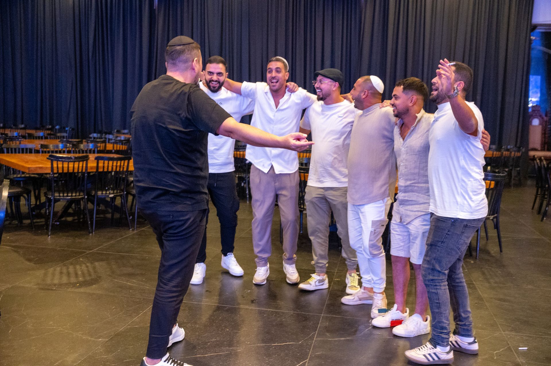 חברים שמחים יחד עם האב הטרי במסיבה לכבוד הולדת הבת