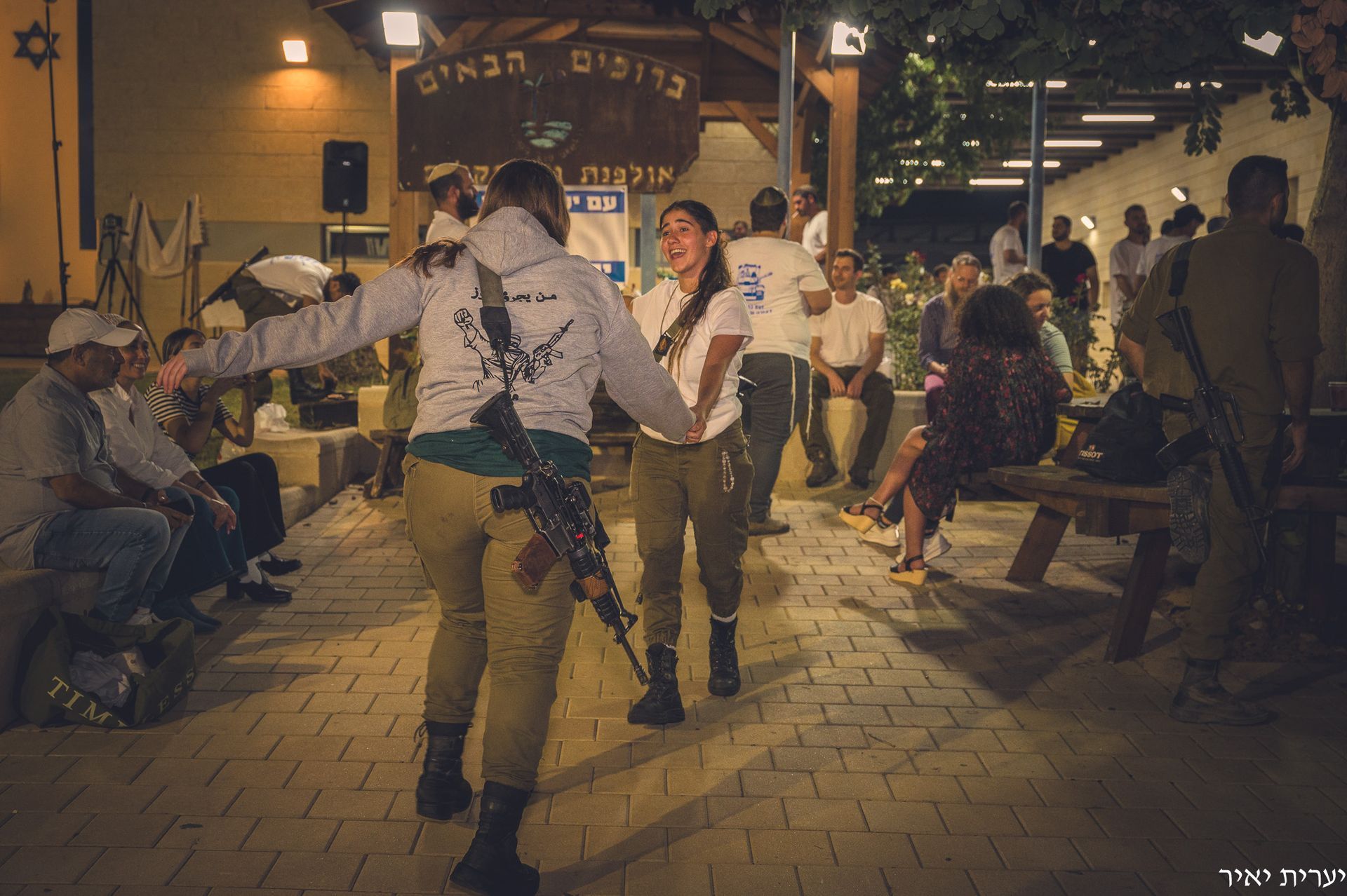 חברים משמחים חתן וכלה בחתונה במלחמה