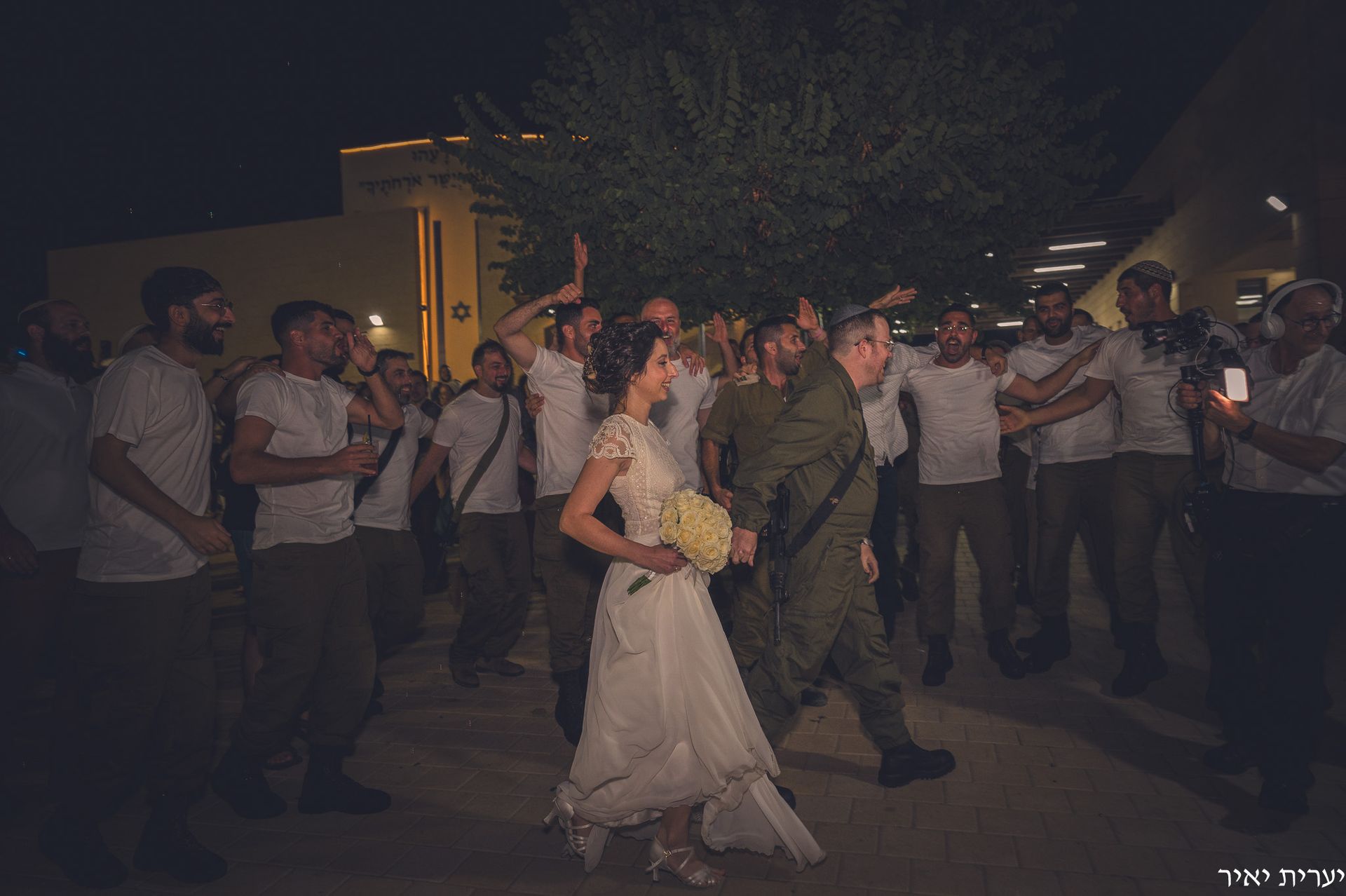 חתן וכלה בחתונה קטנה אך עם שמחה גדולה