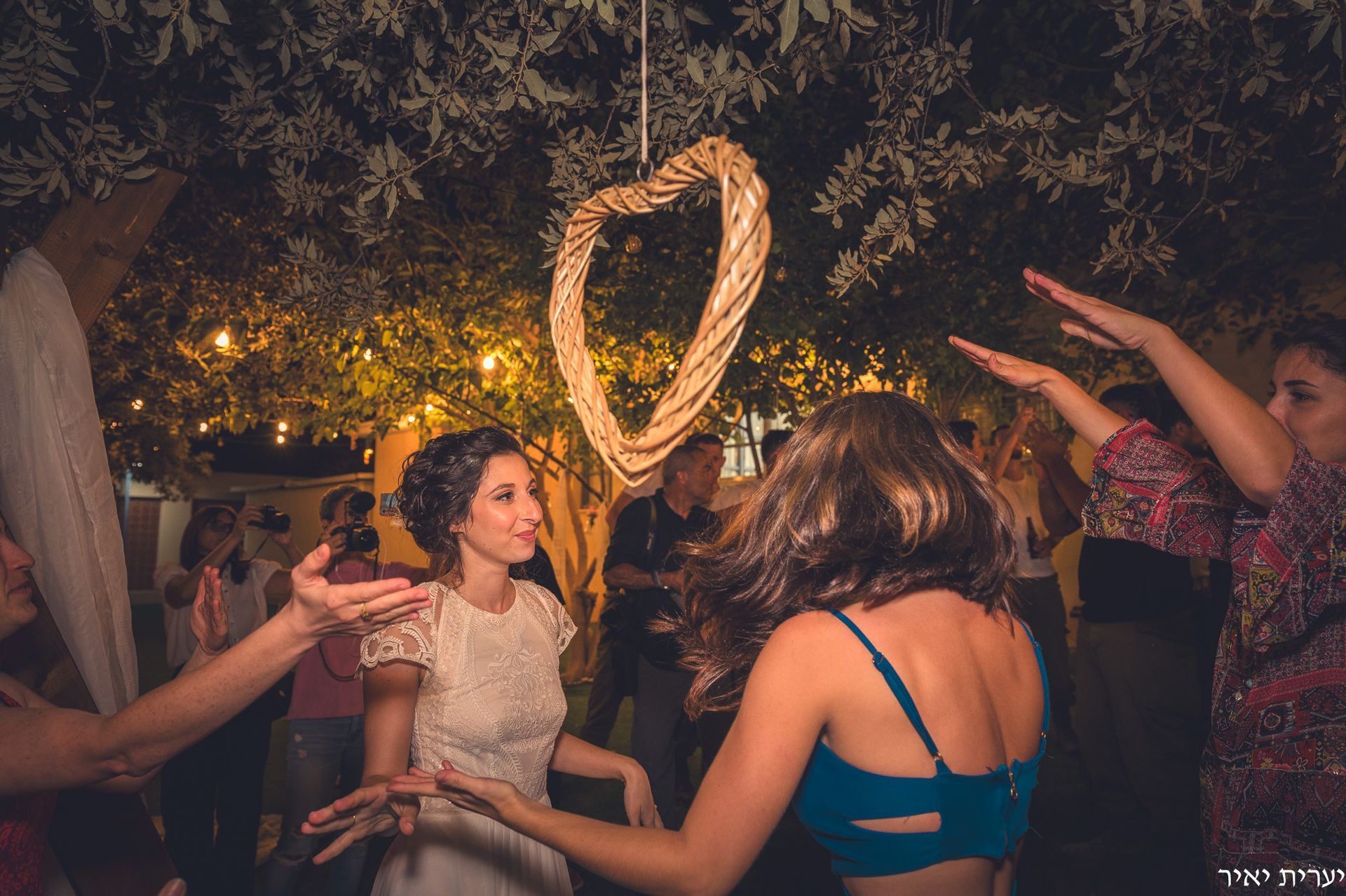 חברות משמחות את הכלה בחתונה קטנה ומרגשת
