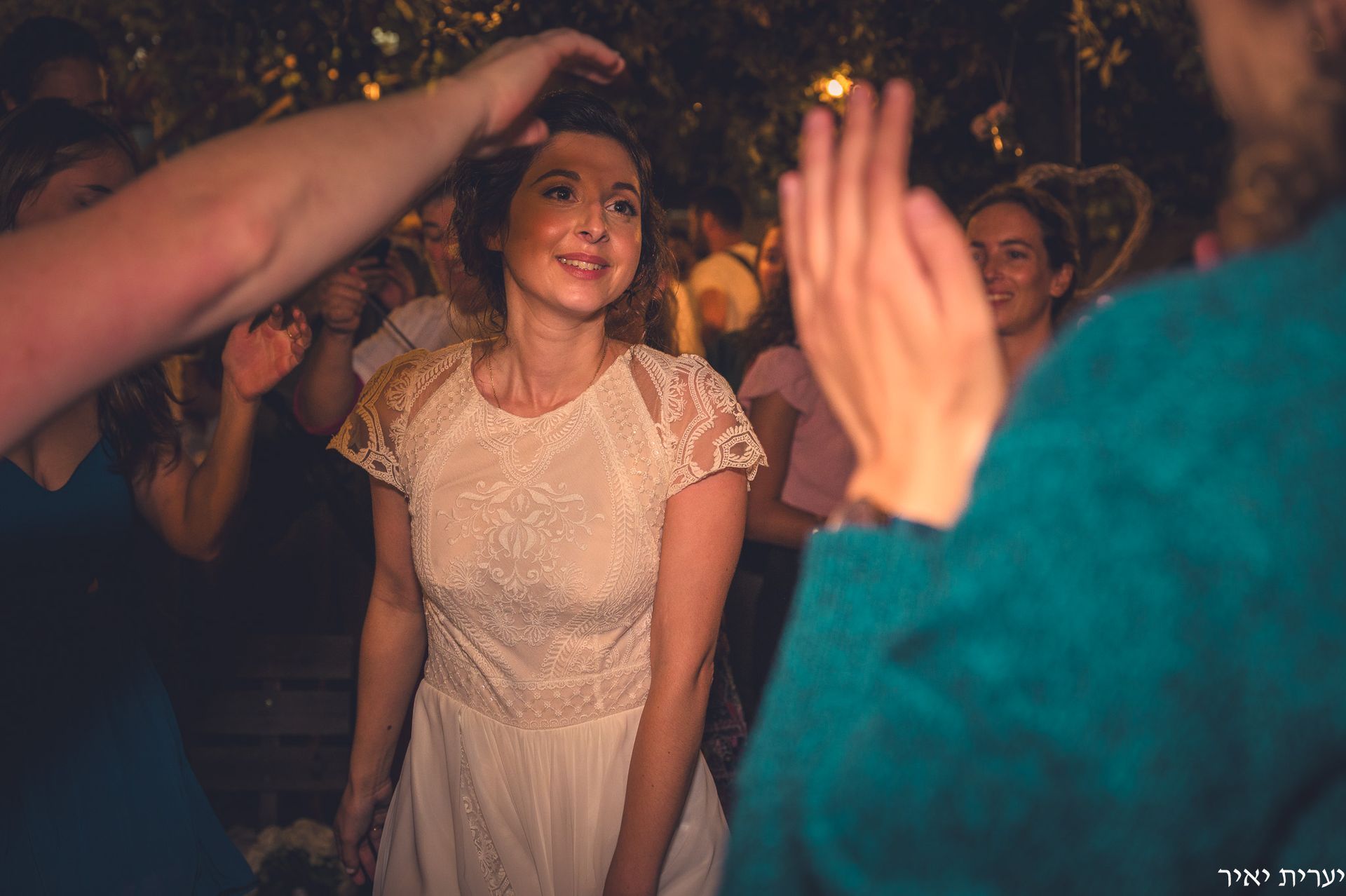 חברות משמחות את הכלה בחתונה קטנה ומרגשת