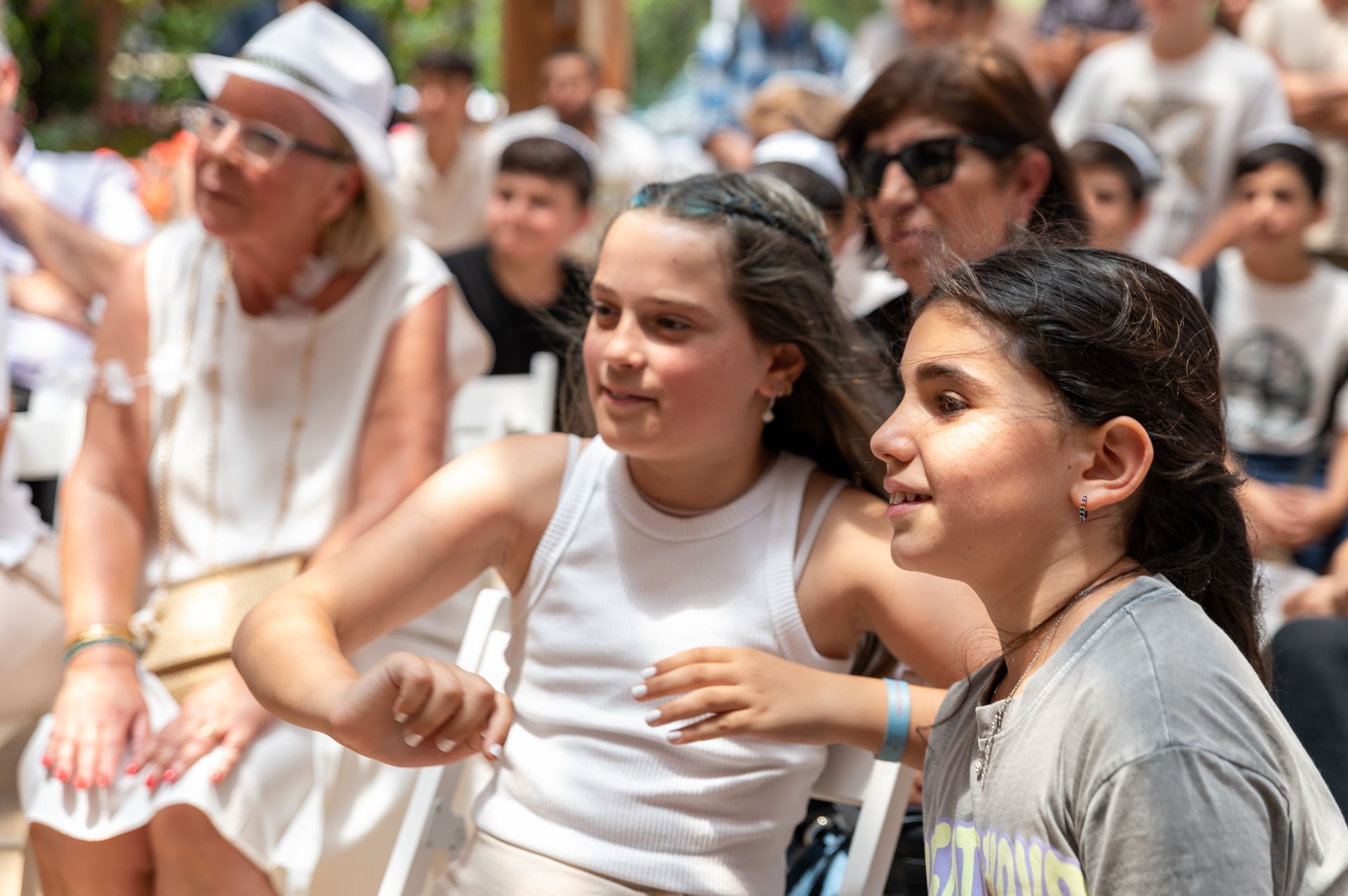 רגע של התרגשות בעיניים של אחות של החתן