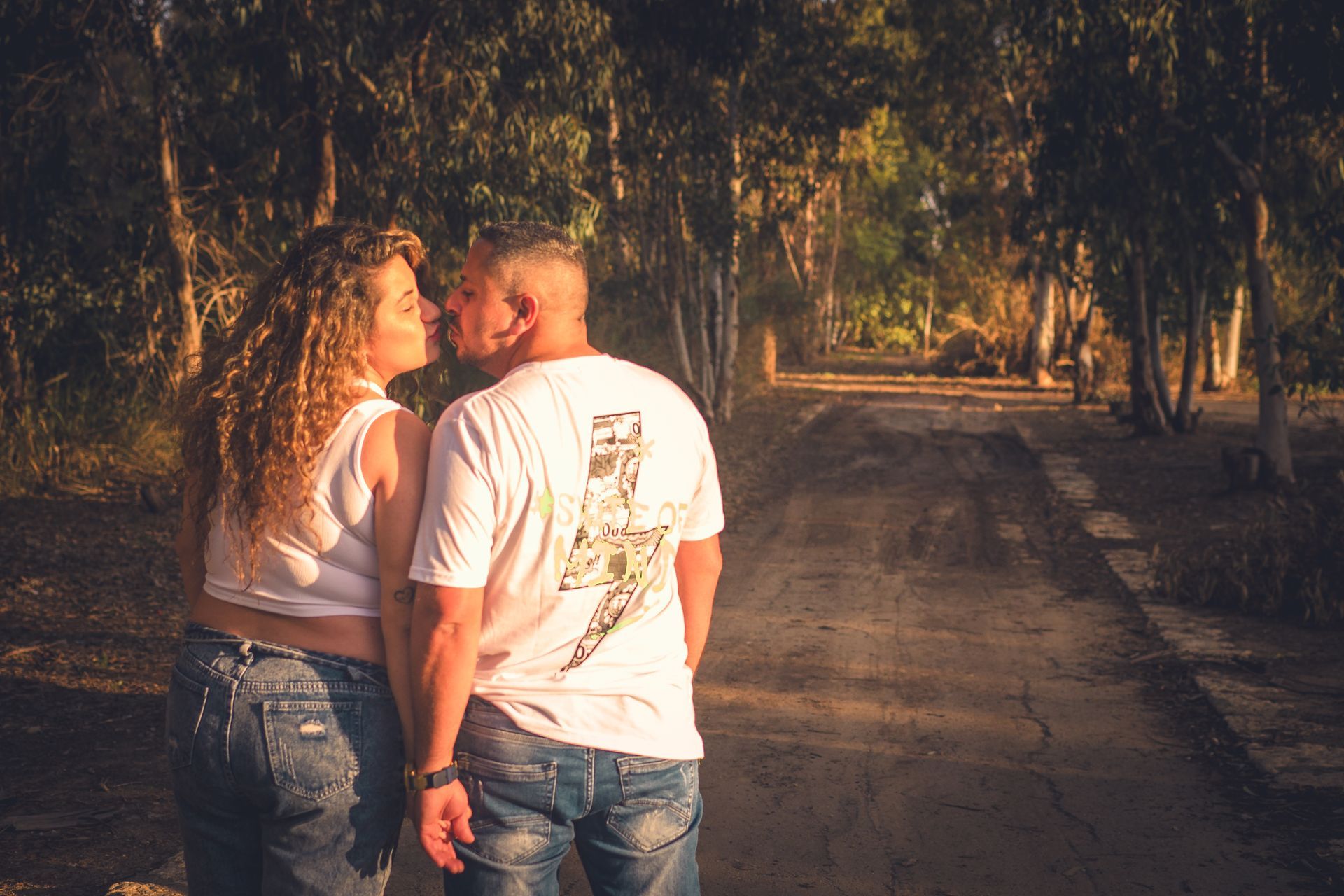 זוג בצילומי הריון באור טבעי