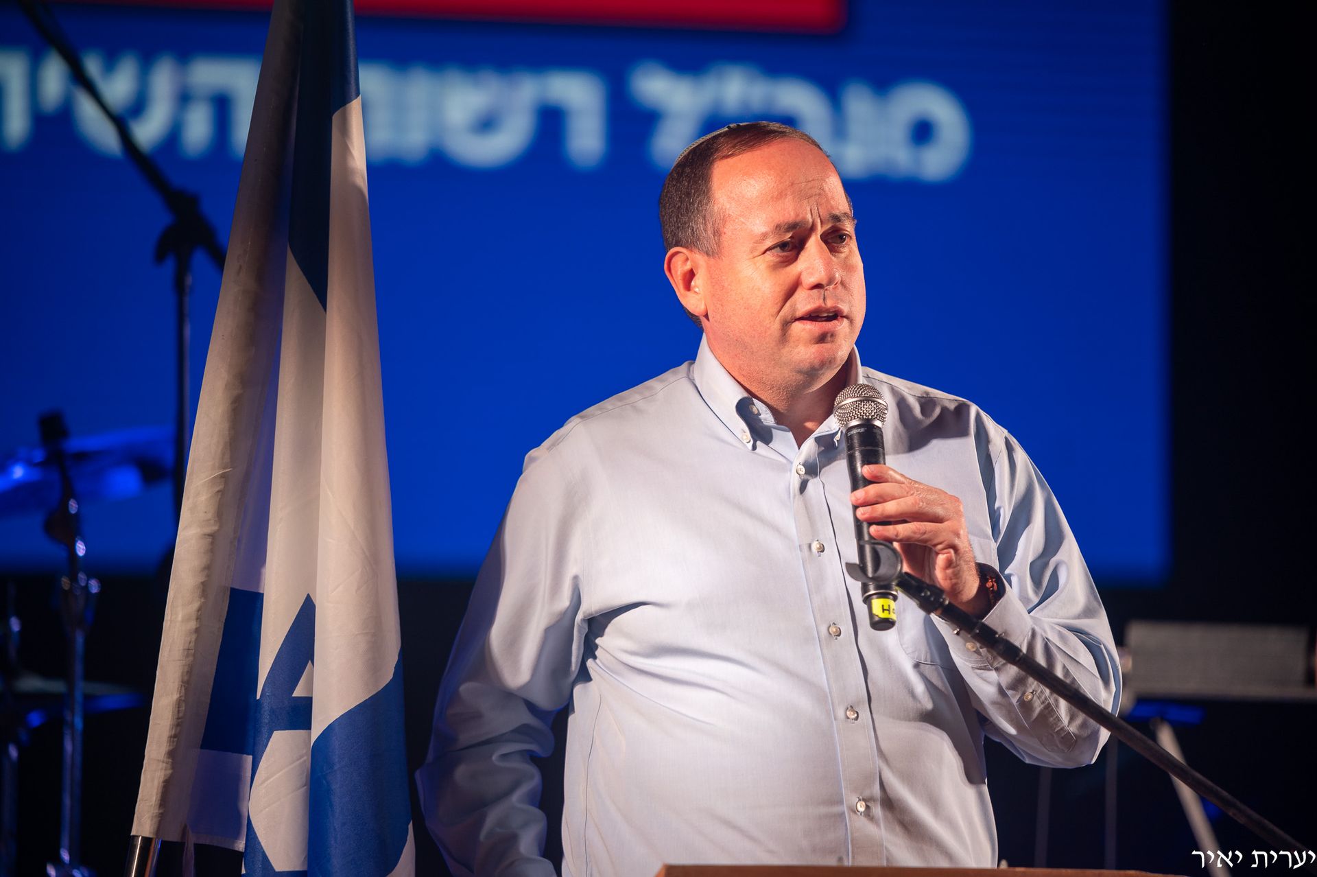 פנים מביעות השראה של מרצה בכנס מיוחד