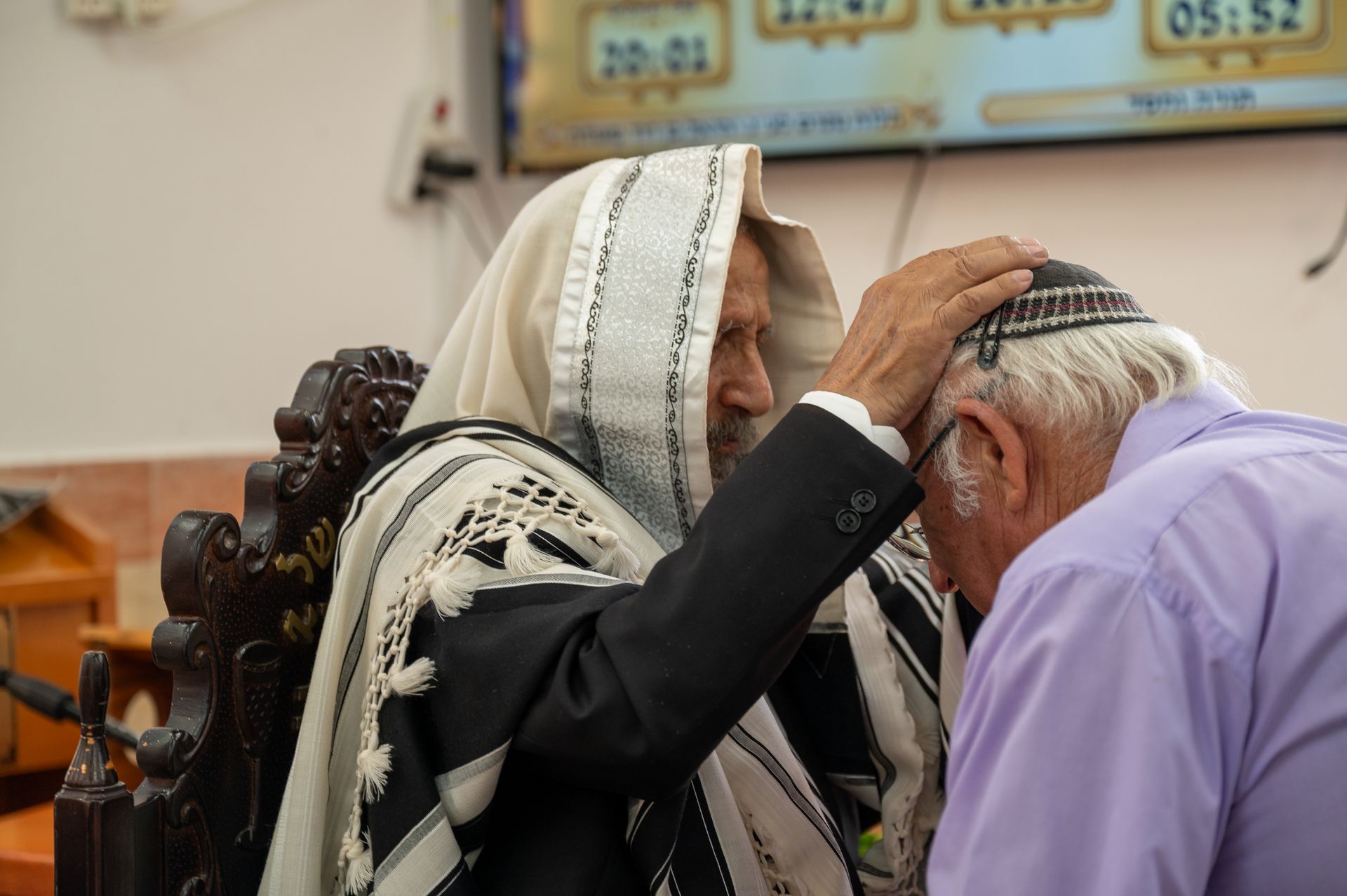סבא מברך בהתרגשות בברית המילה של הנכד שלו