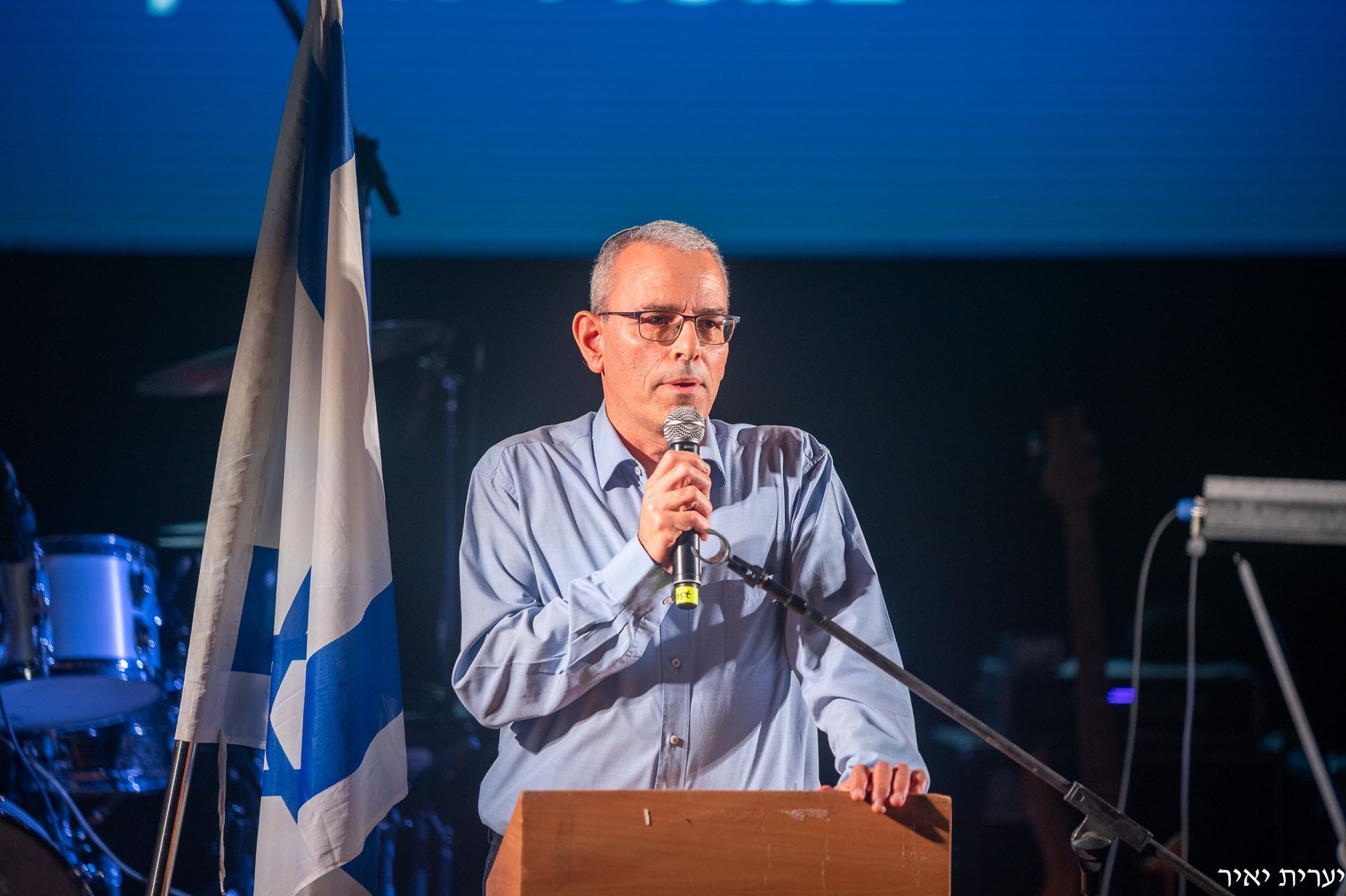 פנים מביעות השראה של מרצה בכנס מיוחד