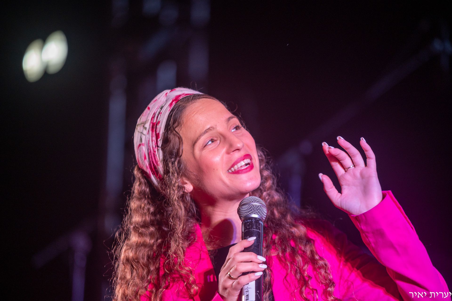 פנים מביעות השראה של מרצה בכנס מיוחד