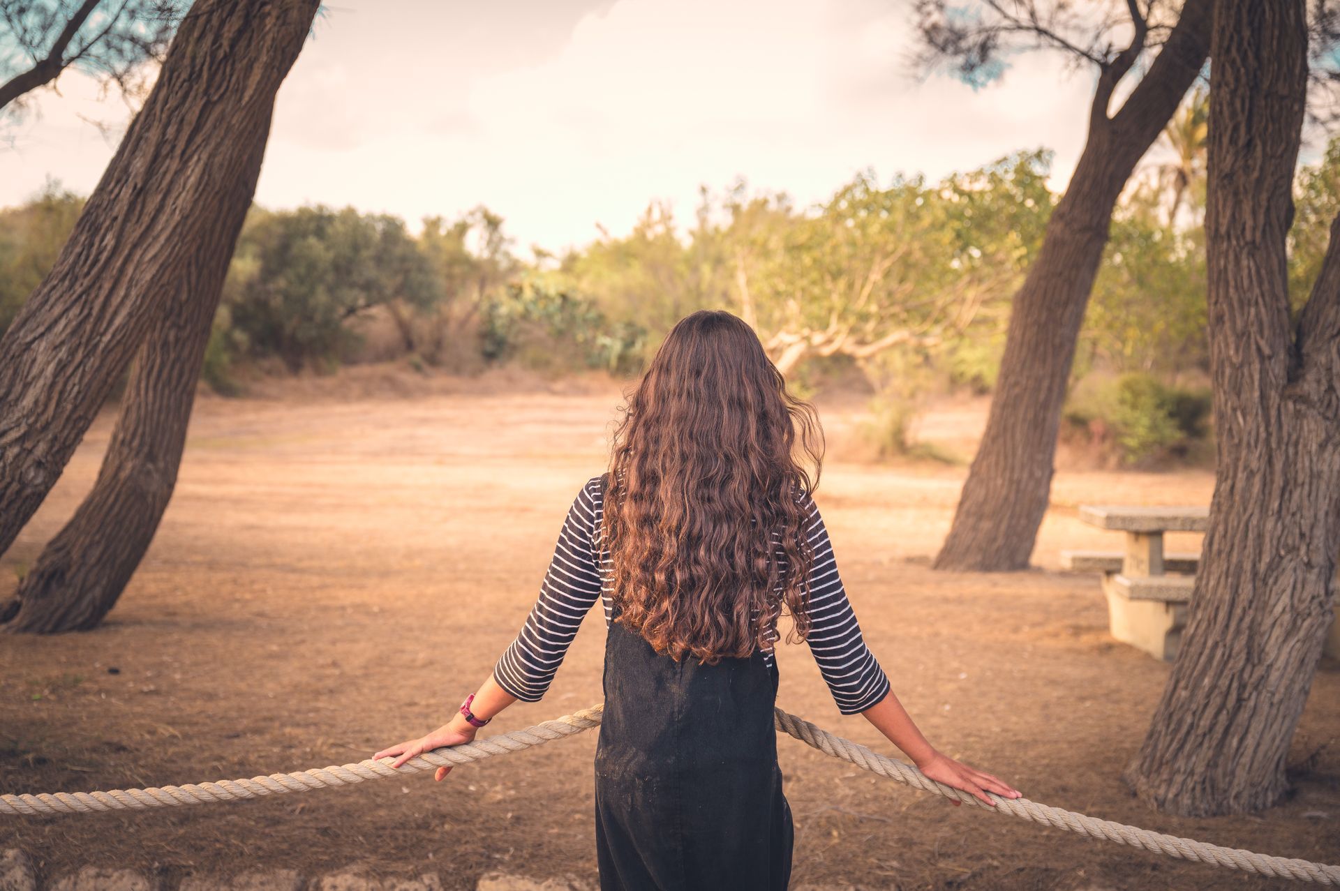 ילדת בת מצווה בגבה למצלמה בצילום בטבע