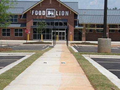 A brick building with the word food lion on it
