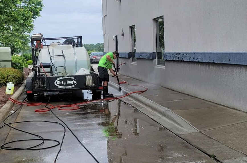 Water tank for pressure washing