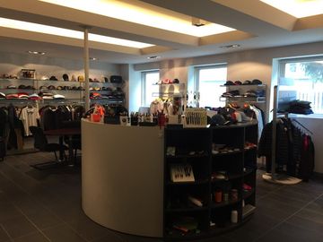 L'interno di un negozio di abbigliamento con un bancone rotondo al centro