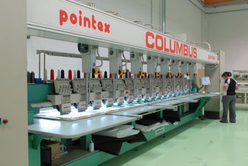 Una macchina da ricamo Columbus è in una fabbrica