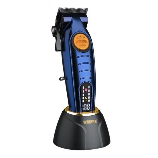 Cortapelos inalámbrico azul WMARK con indicador digital de batería, colocado sobre una base de carga negra.
