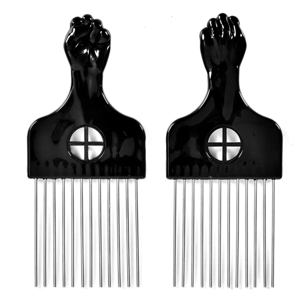 Dos peines negros con mangos en forma de puño y dientes de metal, colocados uno al lado del otro sobre un fondo blanco.