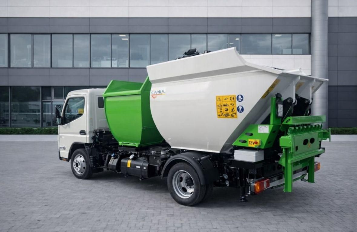 Camion della spazzatura bianco e verde parcheggiato davanti a un edificio moderno