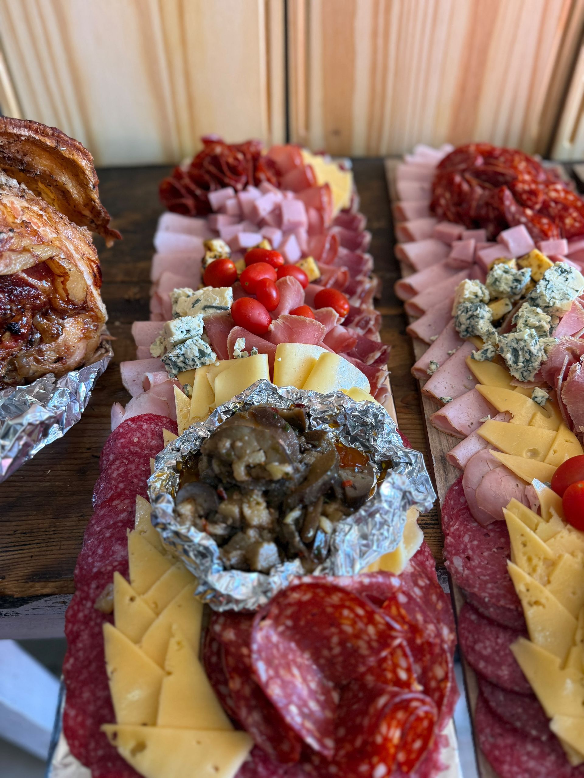 Variedad de sándwiches gourmet con queso y otros ingredientes en una mesa de bufé