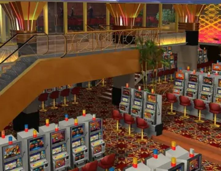 Sala de casino luminosa con máquinas tragamonedas, taburetes rojos y un entrepiso con escalera curva.