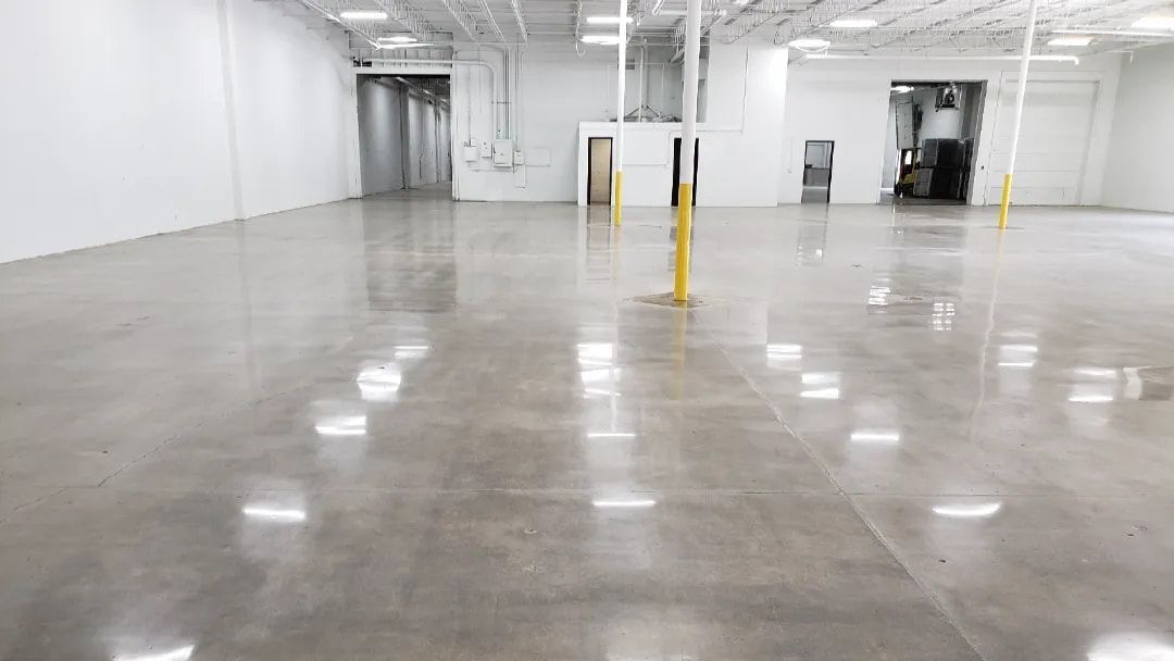 Crack-free floor on a concrete overlay process