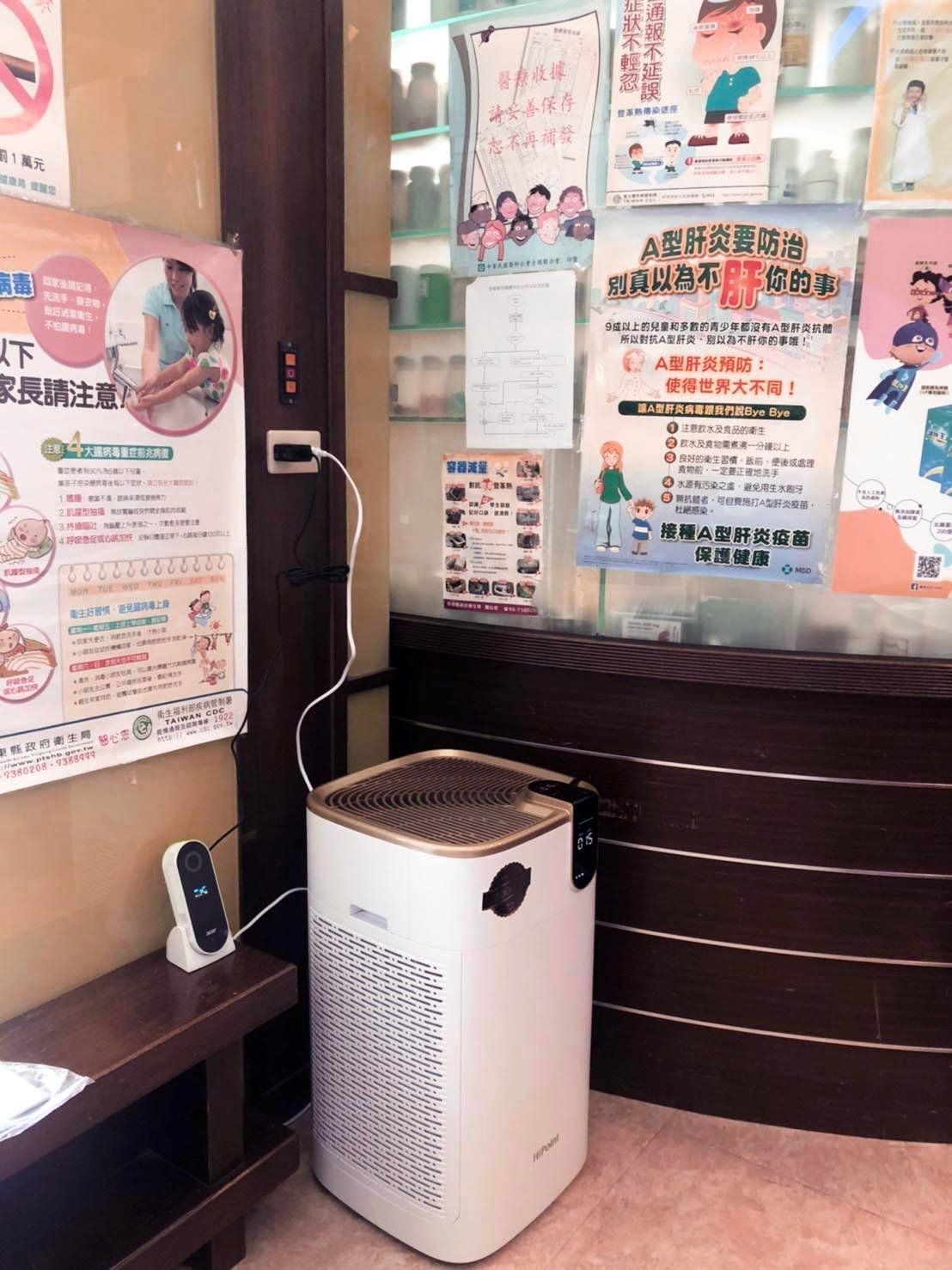 房間裡的長椅旁邊放著一台白色空氣清淨機。