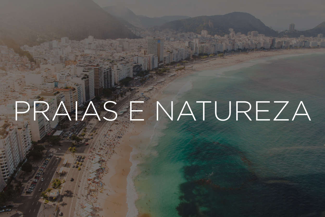 Vista aérea da costa com água turquesa, praia e edifícios da cidade, intitulada 