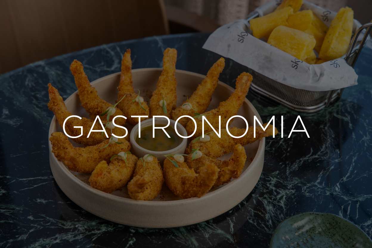 Prato de camarão frito e cesta de batatas fritas; texto sobreposto 