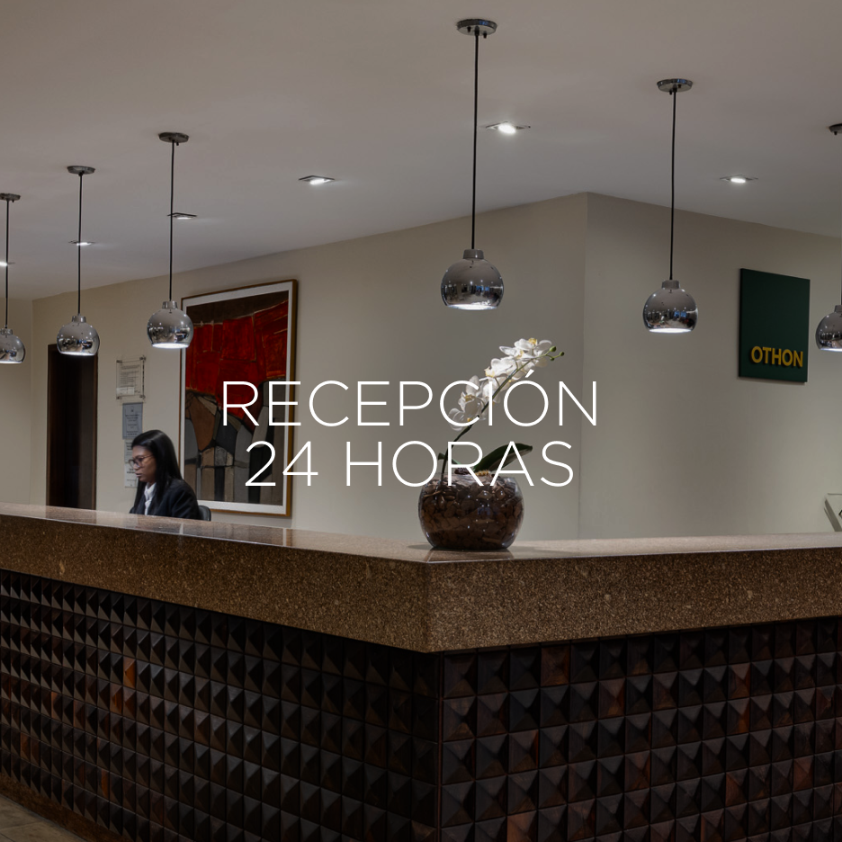 Balcão de recepção do hotel com um funcionário e a inscrição