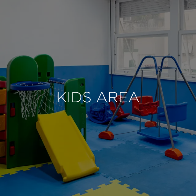 Área de recreação infantil com escorregador, cesta de basquete e balanços. O texto