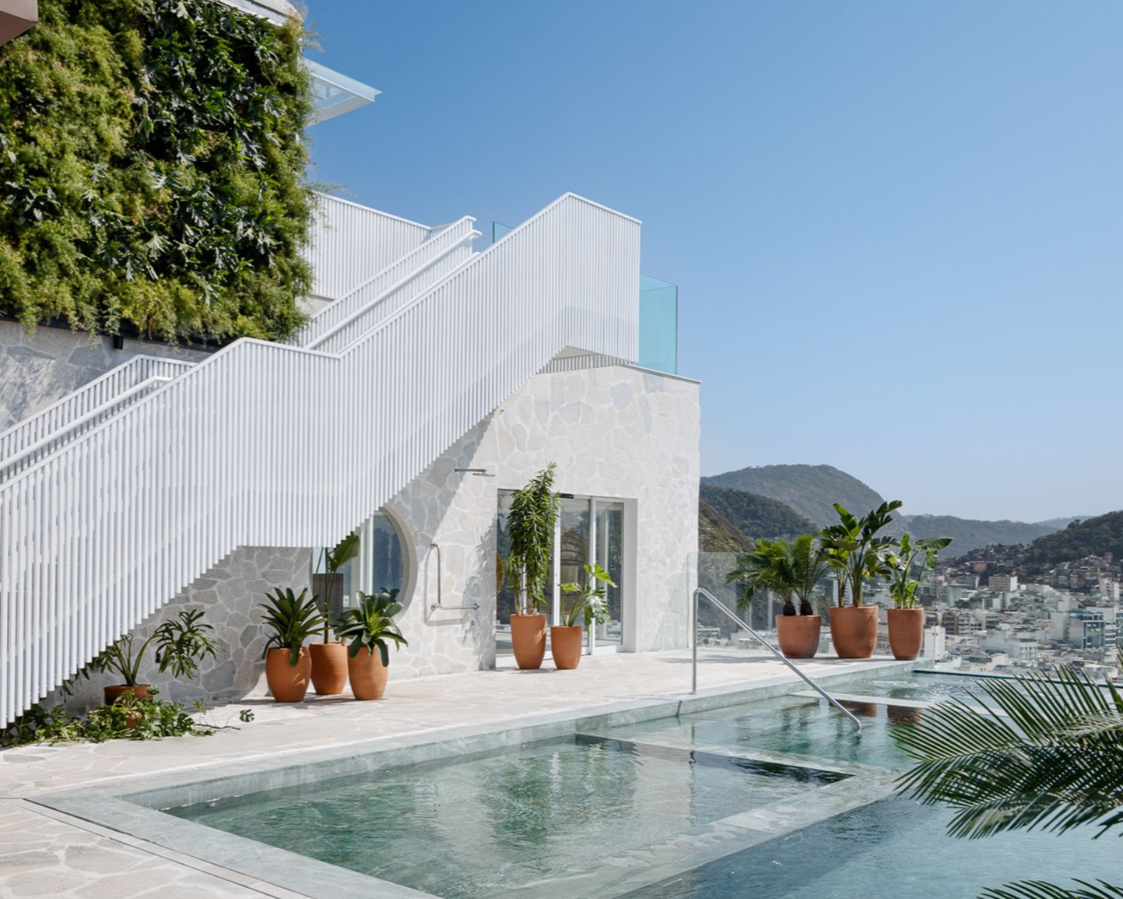 Hotel com rooftop em Copacabana: conheça a experiência do Othon Palace
