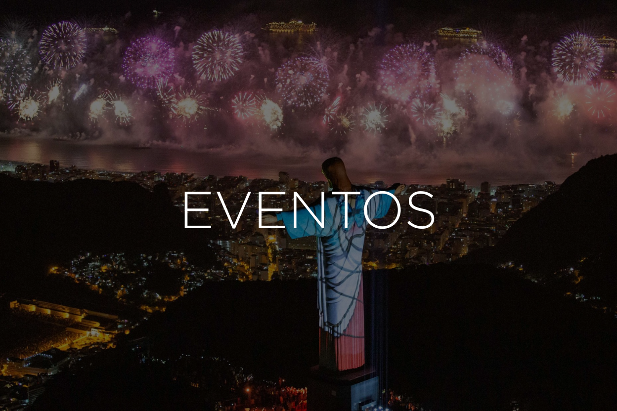 Fogos de artifício sobre a estátua iluminada do Cristo Redentor no Rio de Janeiro, com a palavra 