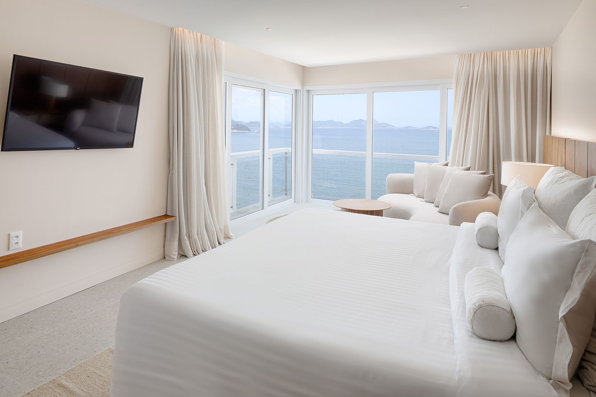 Uma banheira cheia de espuma e pétalas de rosa em um quarto de hotel.
