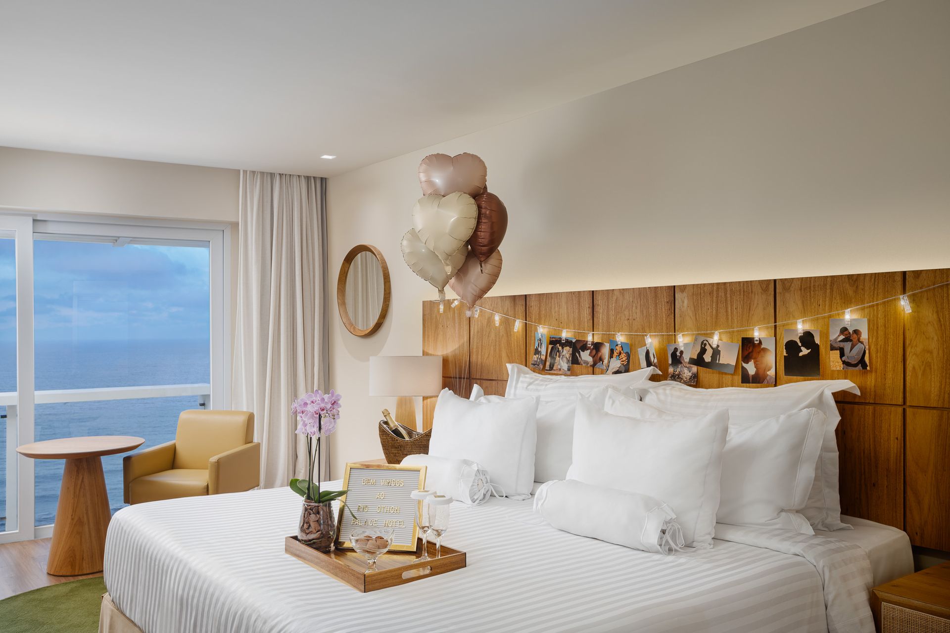 Um quarto de hotel com uma cama king size e piso de madeira
