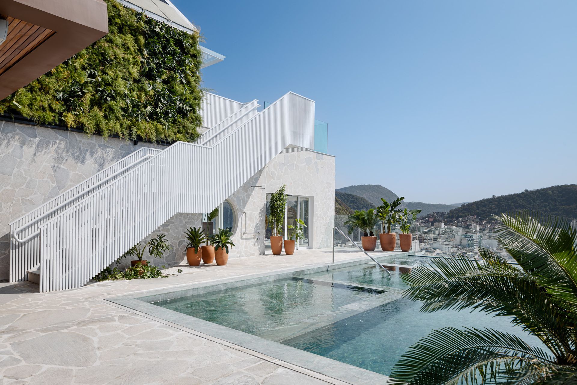 Há uma grande piscina em frente a uma casa.