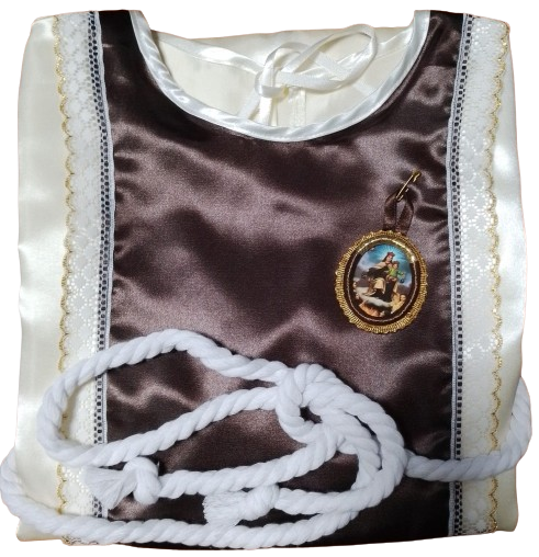 Un vestido marrón y blanco con un medallón